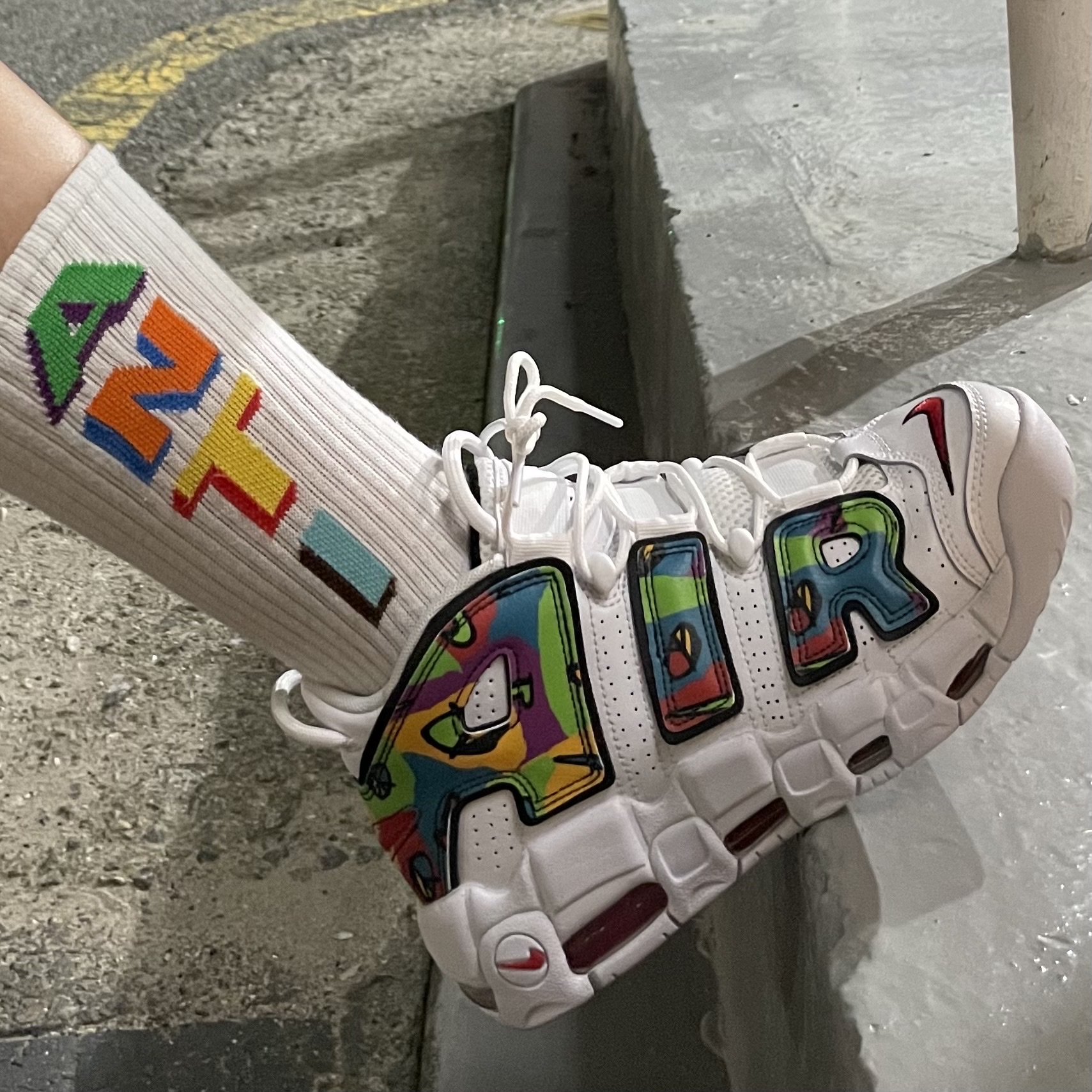 Nike Air More Uptempo Peace, Love, Swoosh 착용 스타일