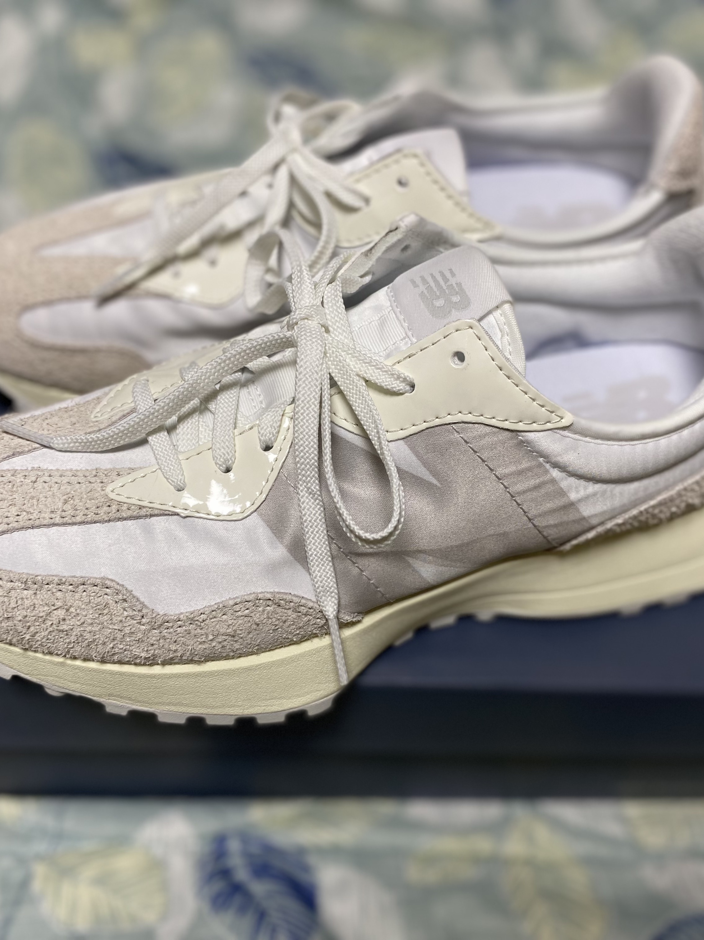 (W) New Balance 327 White Moonbeam 착용 스타일 - 3