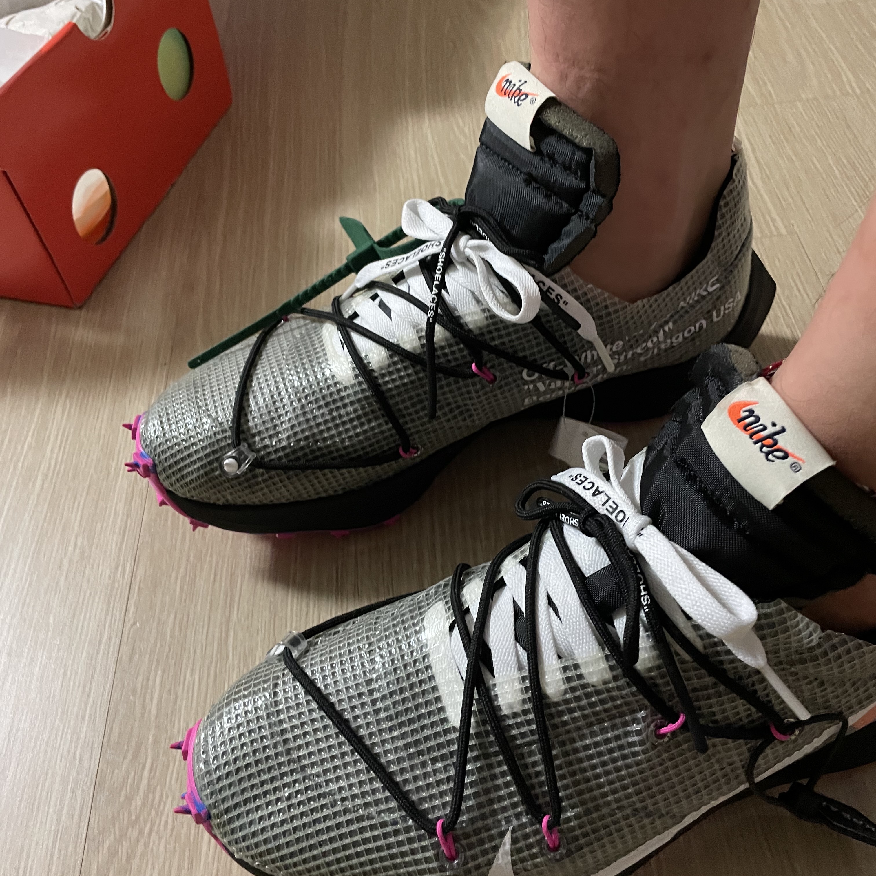 Adidas Yeezy Boost 350 V2 Desert Sage, (W) Nike x Off-White Vapor Street Black Laser Fuchsia 착용 스타일 - 2