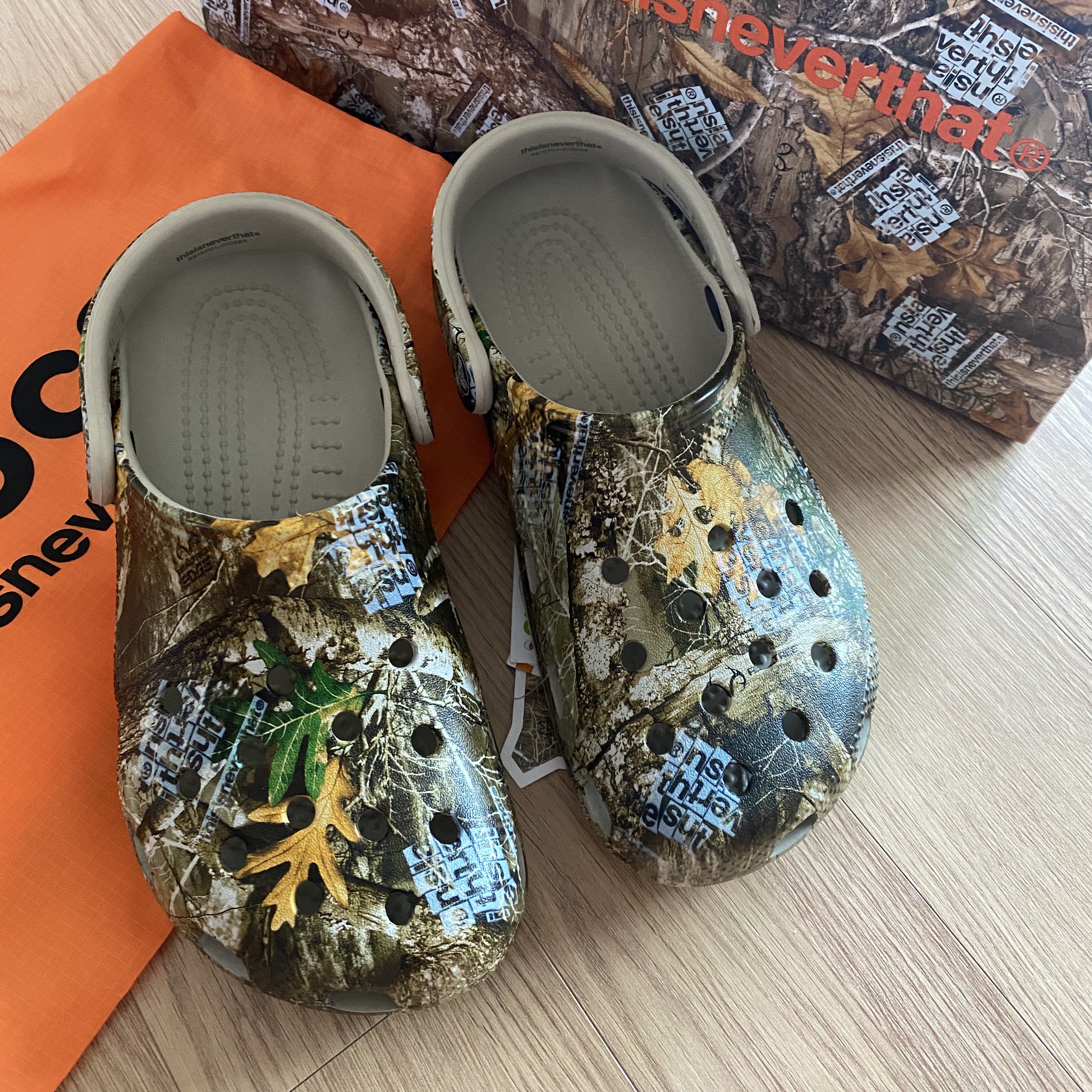 Crocs x Thisisneverthat Classic Clog Walnut 착용 스타일