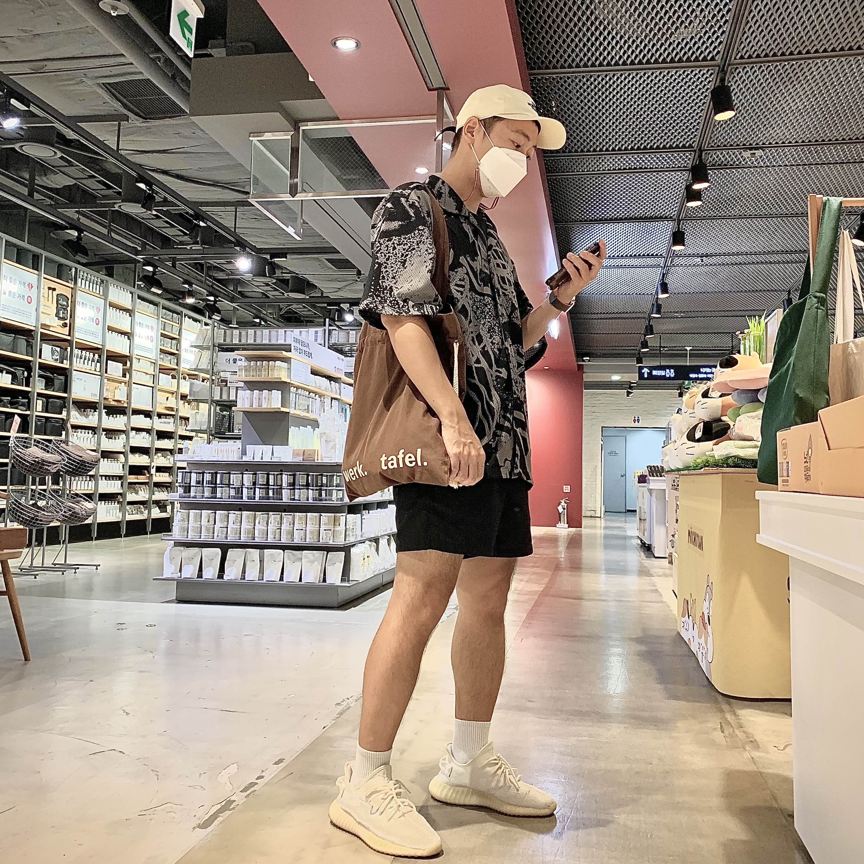 Adidas Yeezy Boost 350 V2 Cream/Triple White 착용 스타일 - 2