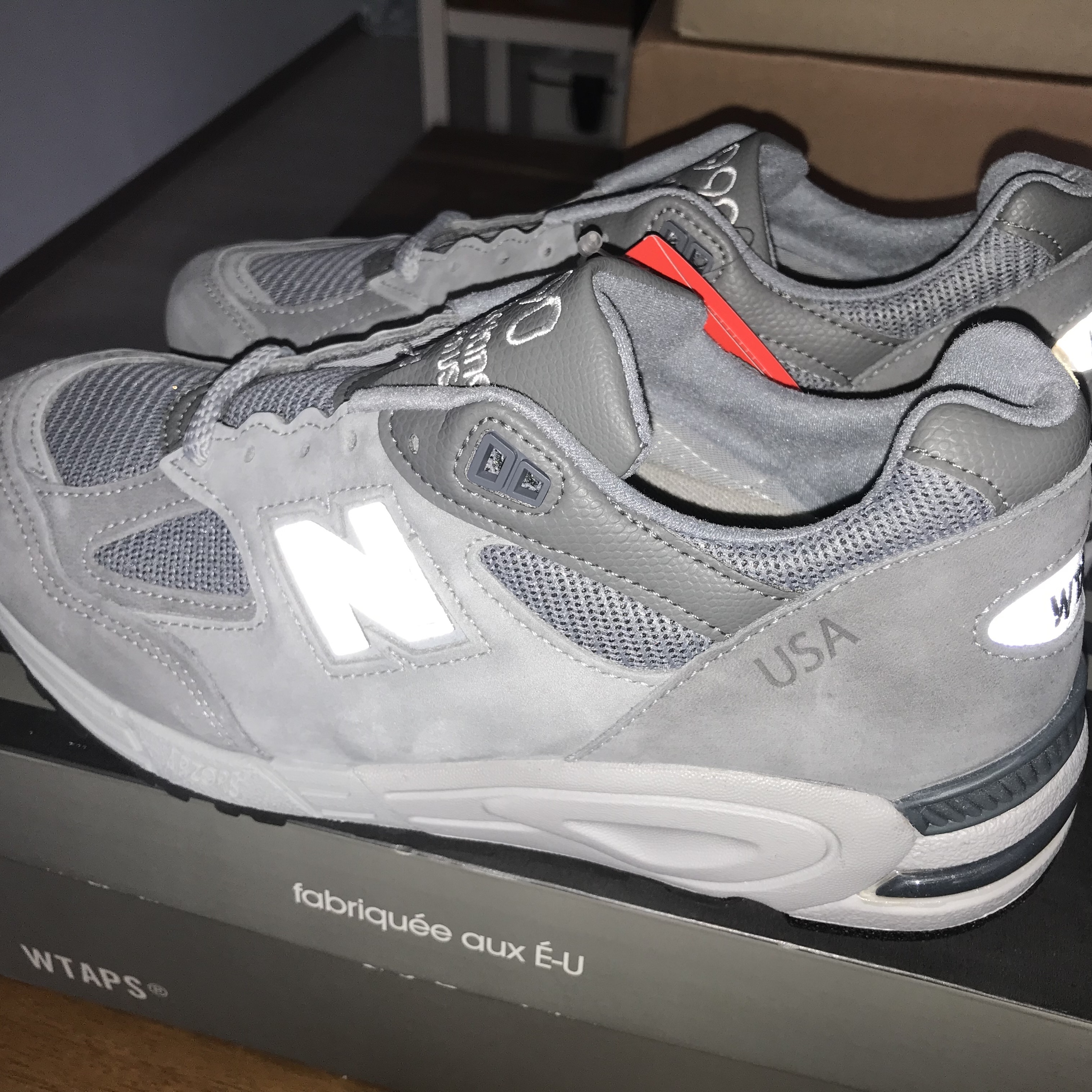 New Balance x WTAPS 990v2 Made in USA Grey 착용 스타일 - 1