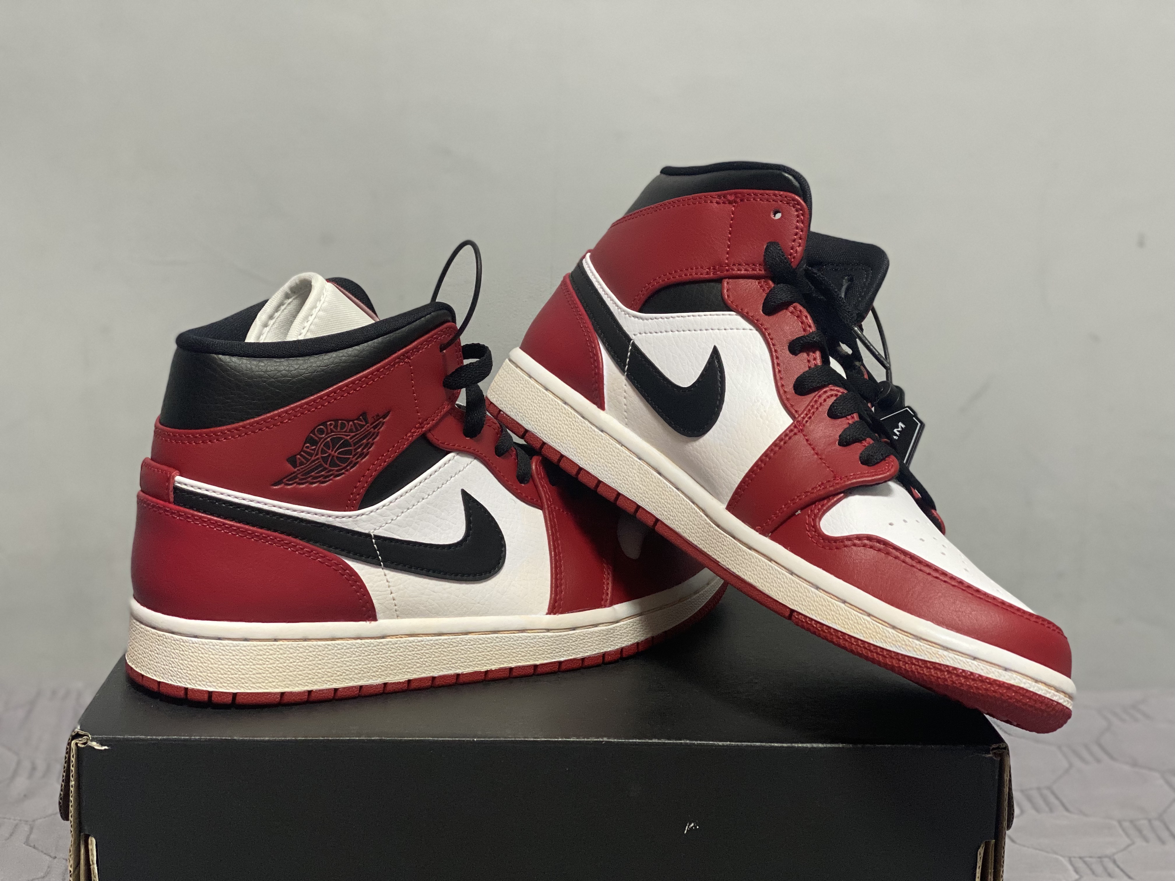 Jordan 1 Mid Chicago 2020 착용 스타일 - 2