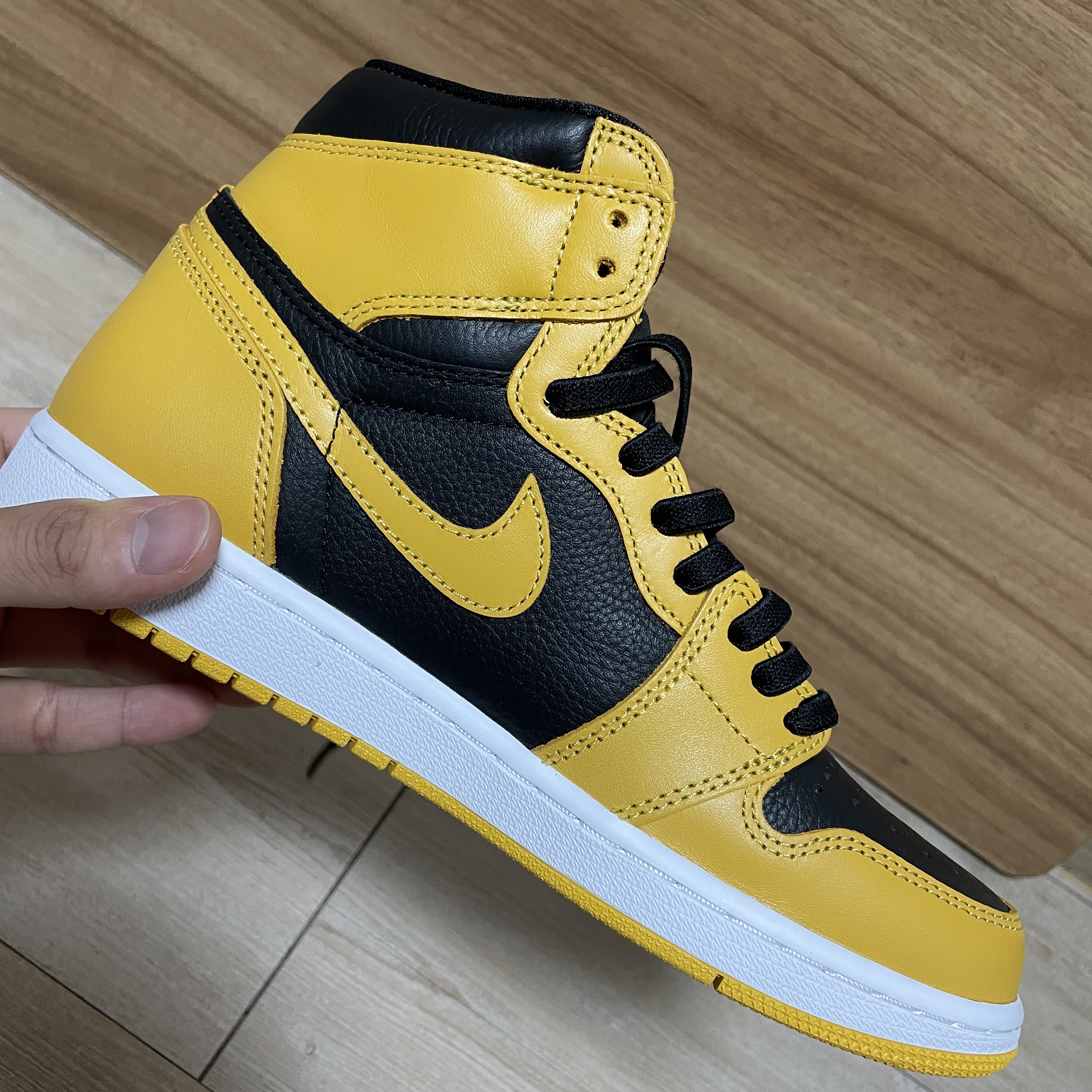 Nike x Undefeated Air Force 1 Low SP 5 On It, Jordan 1 Retro High OG University Blue 착용 스타일 - 3