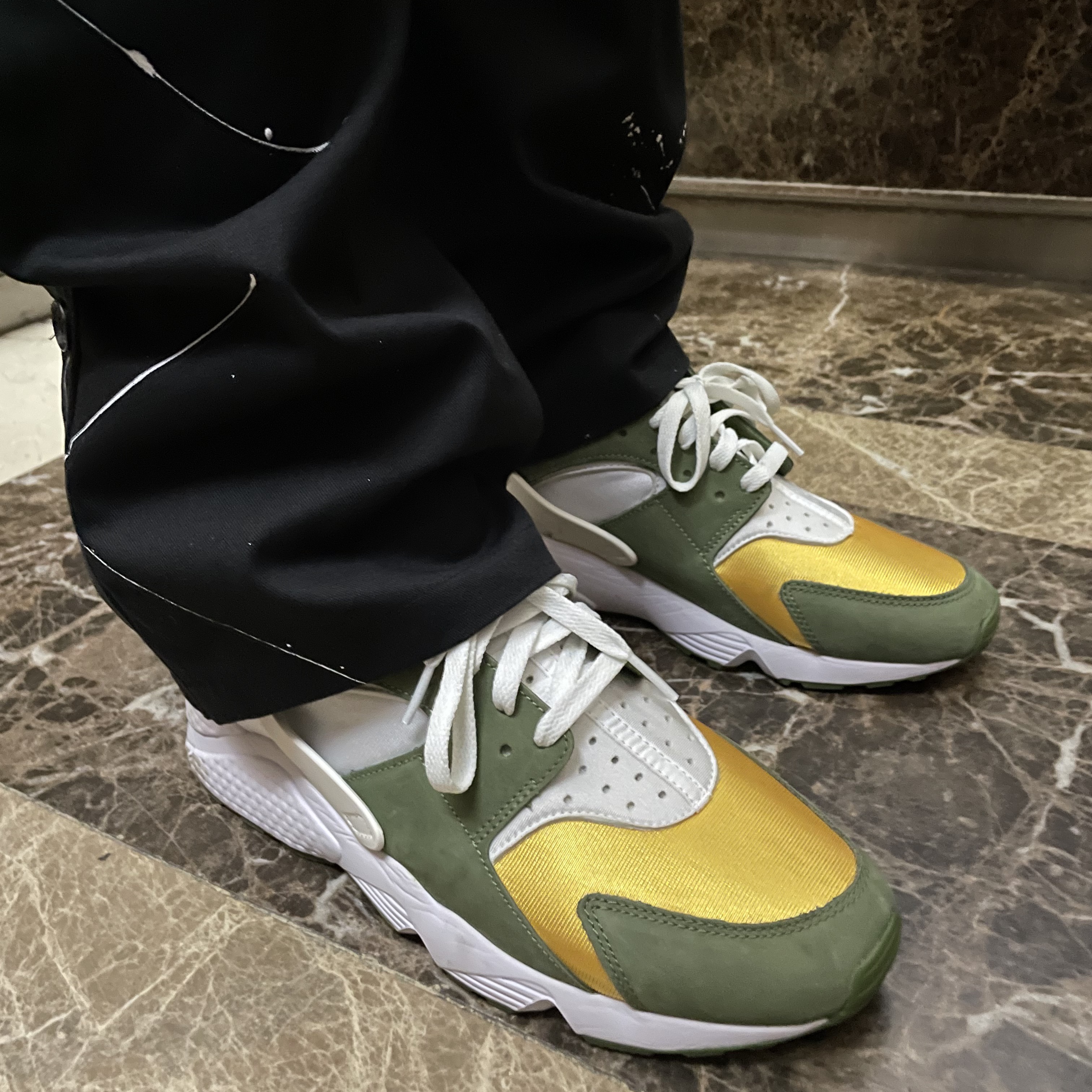 Nike x Stussy Air Huarache LE Dark Olive 착용 스타일 - 2