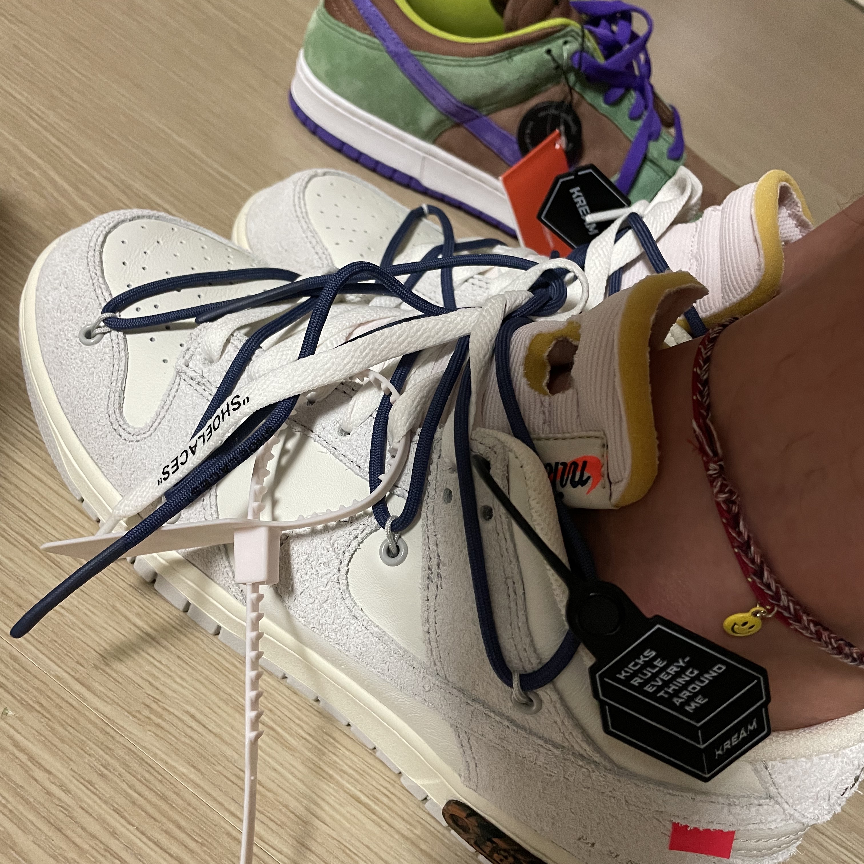 Adidas Yeezy Boost 350 V2 Desert Sage, (W) Nike x Off-White Vapor Street Black Laser Fuchsia 착용 스타일 - 3