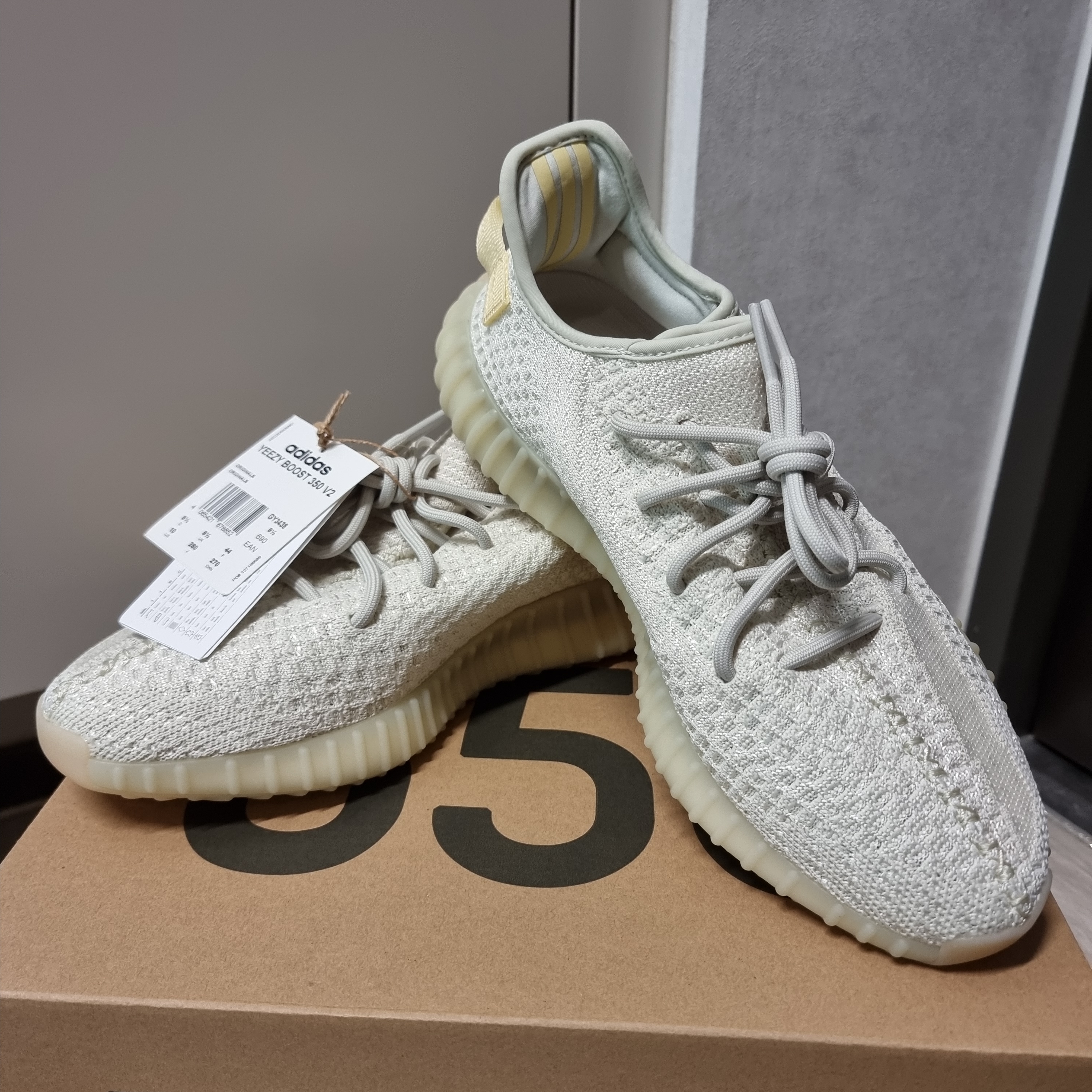 Adidas Yeezy Boost 350 V2 Light 착용 스타일