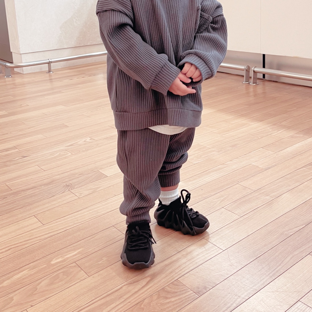 Adidas Yeezy 450 Dark Slate 착용 스타일 - 2