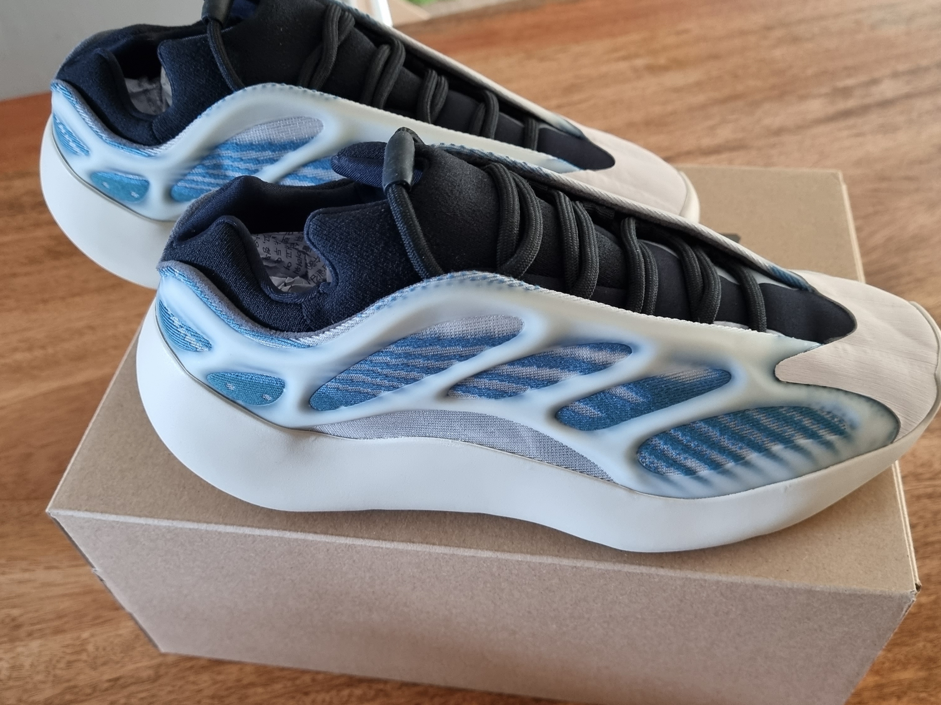 Adidas Yeezy 700 V3 Kyanite 착용 스타일