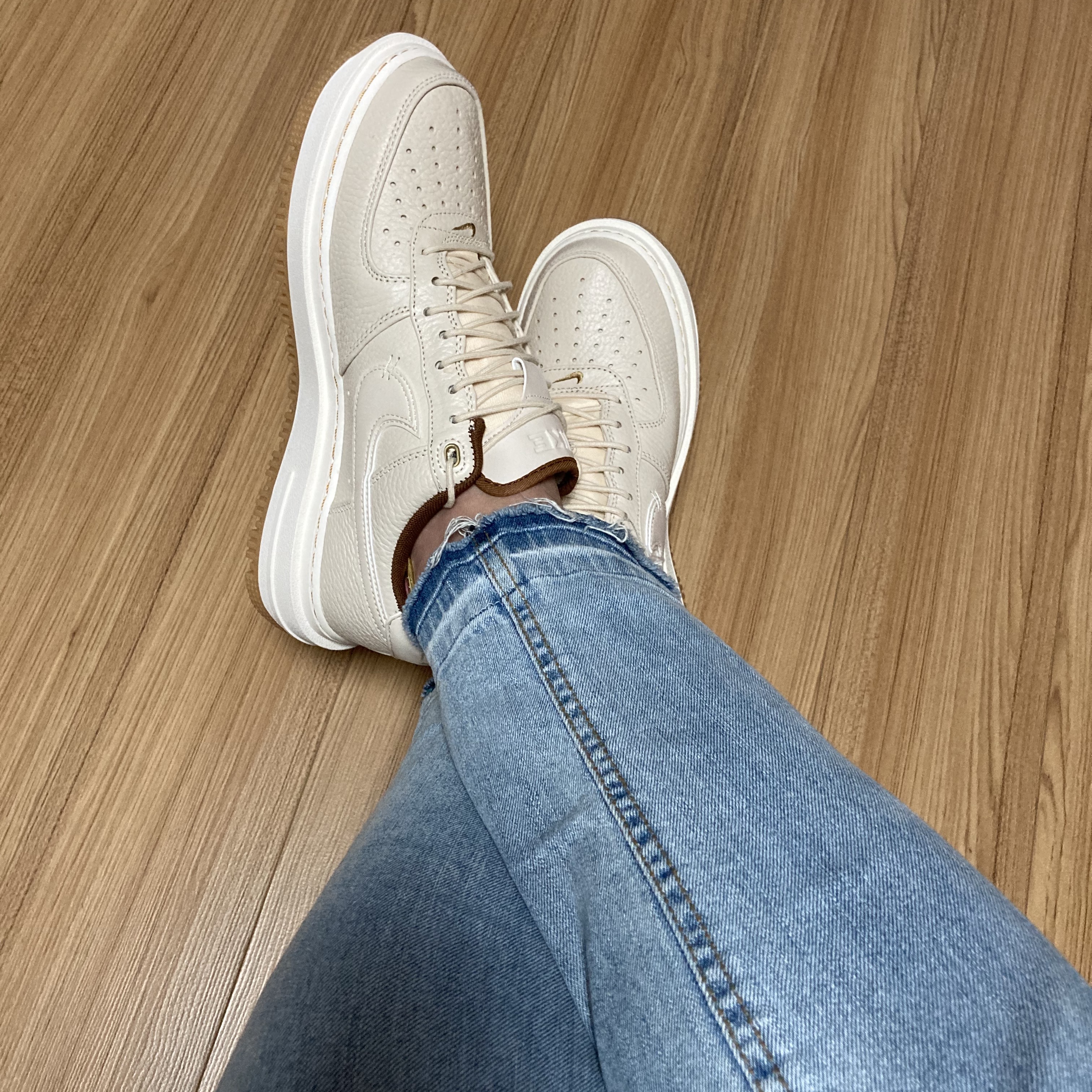 Nike Air Force 1 Luxe Pearl White 착용 스타일 - 2