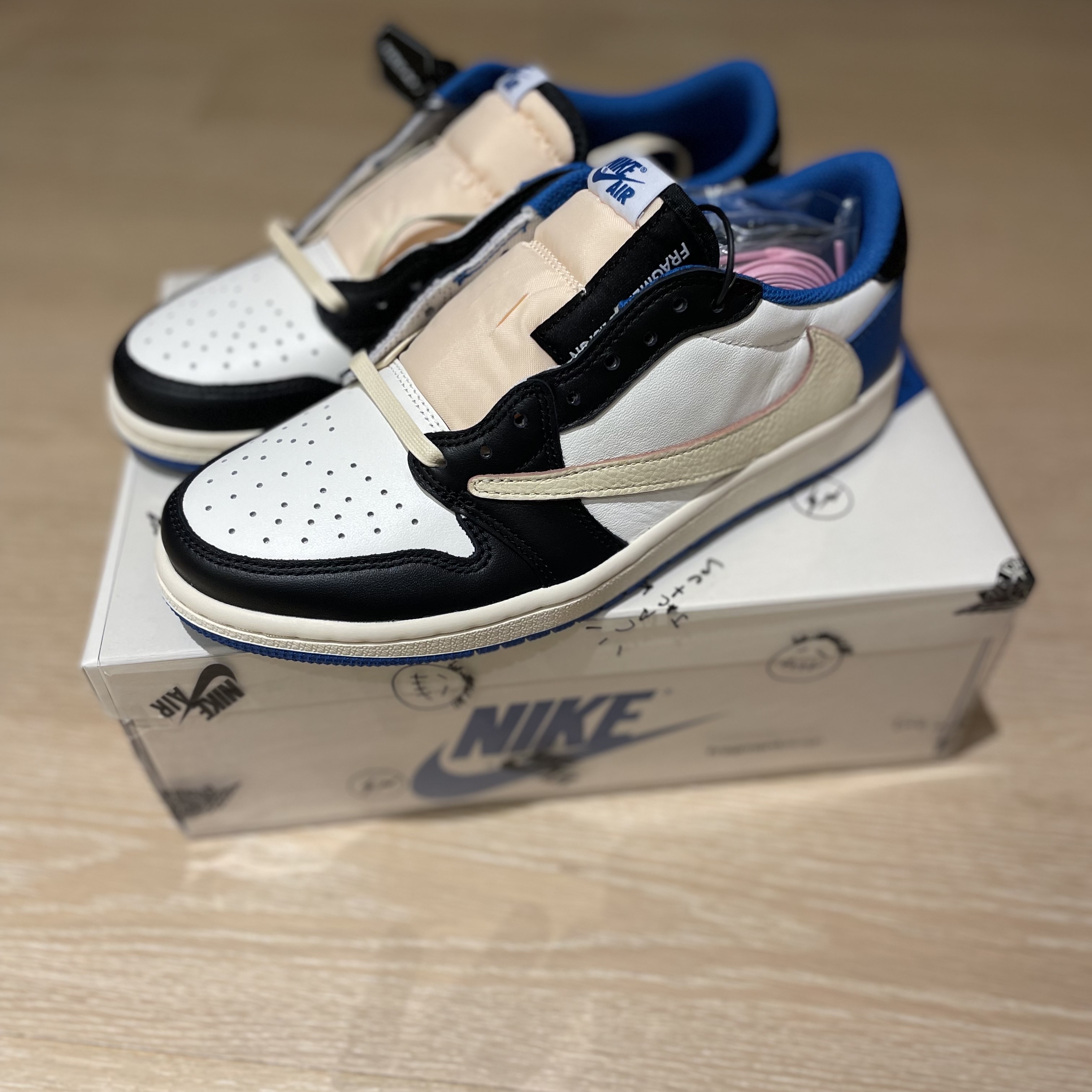 Jordan 1 x Travis Scott x Fragment Retro Low OG SP Military Blue 착용 스타일 - 2
