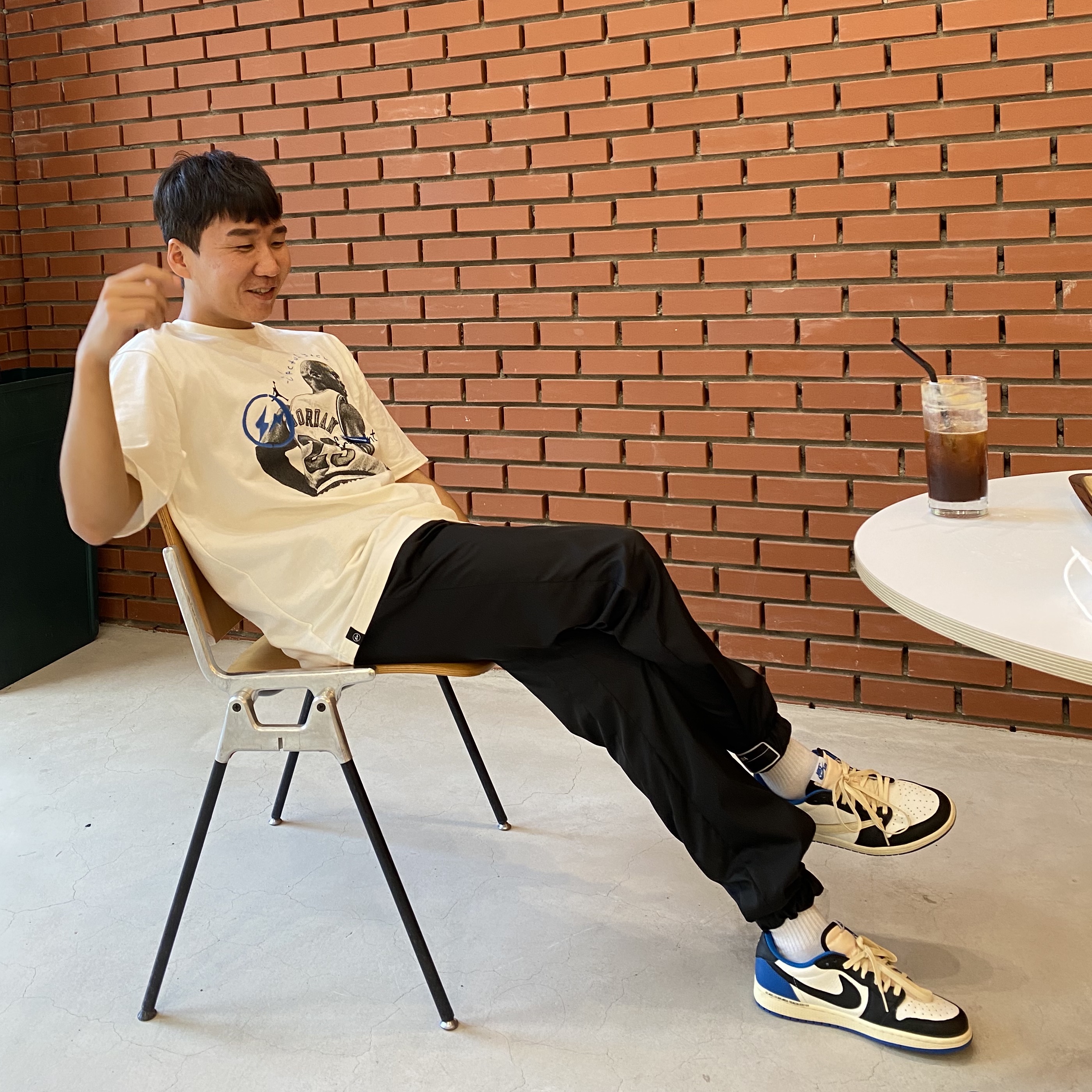 Jordan 1 x Travis Scott x Fragment Retro Low OG SP Military Blue, Jordan x Travis Scott x Fragment T-Shirt Sail (DJ0619-133) 착용 스타일