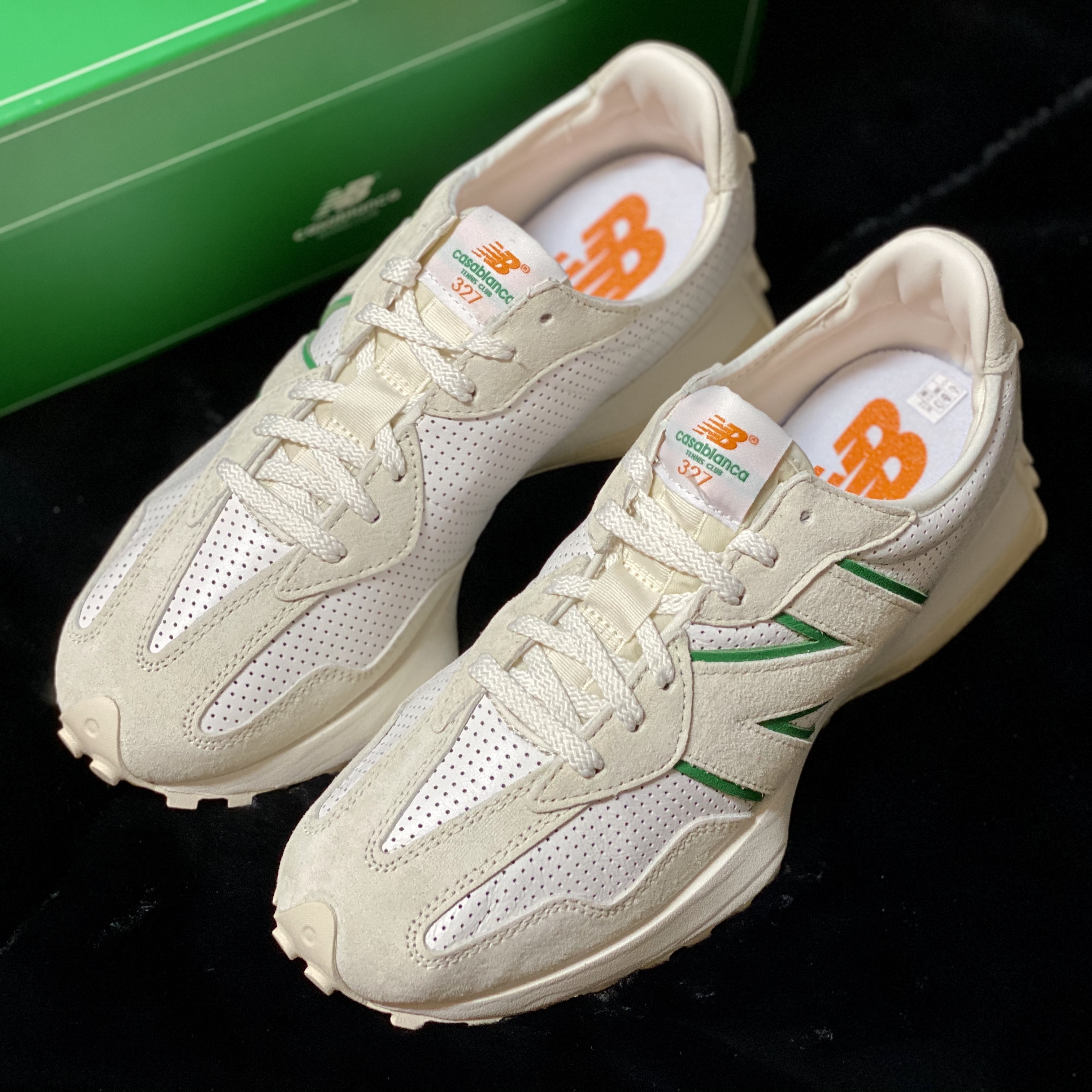New Balance x Casablanca 327 Idealist Off White Green 착용 스타일 - 3
