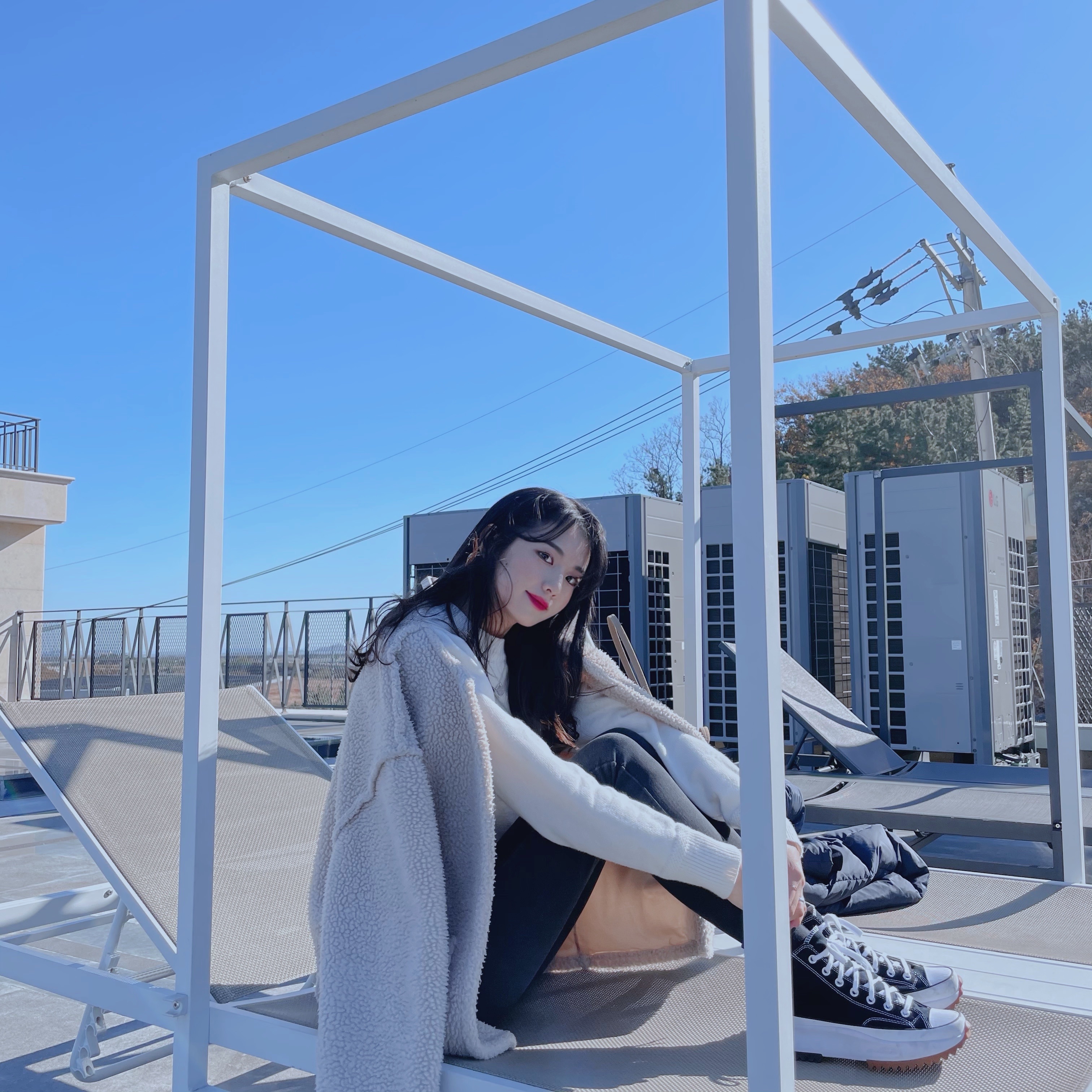 Converse Run Star Hike Hi Black White Gum 착용 스타일 - 1