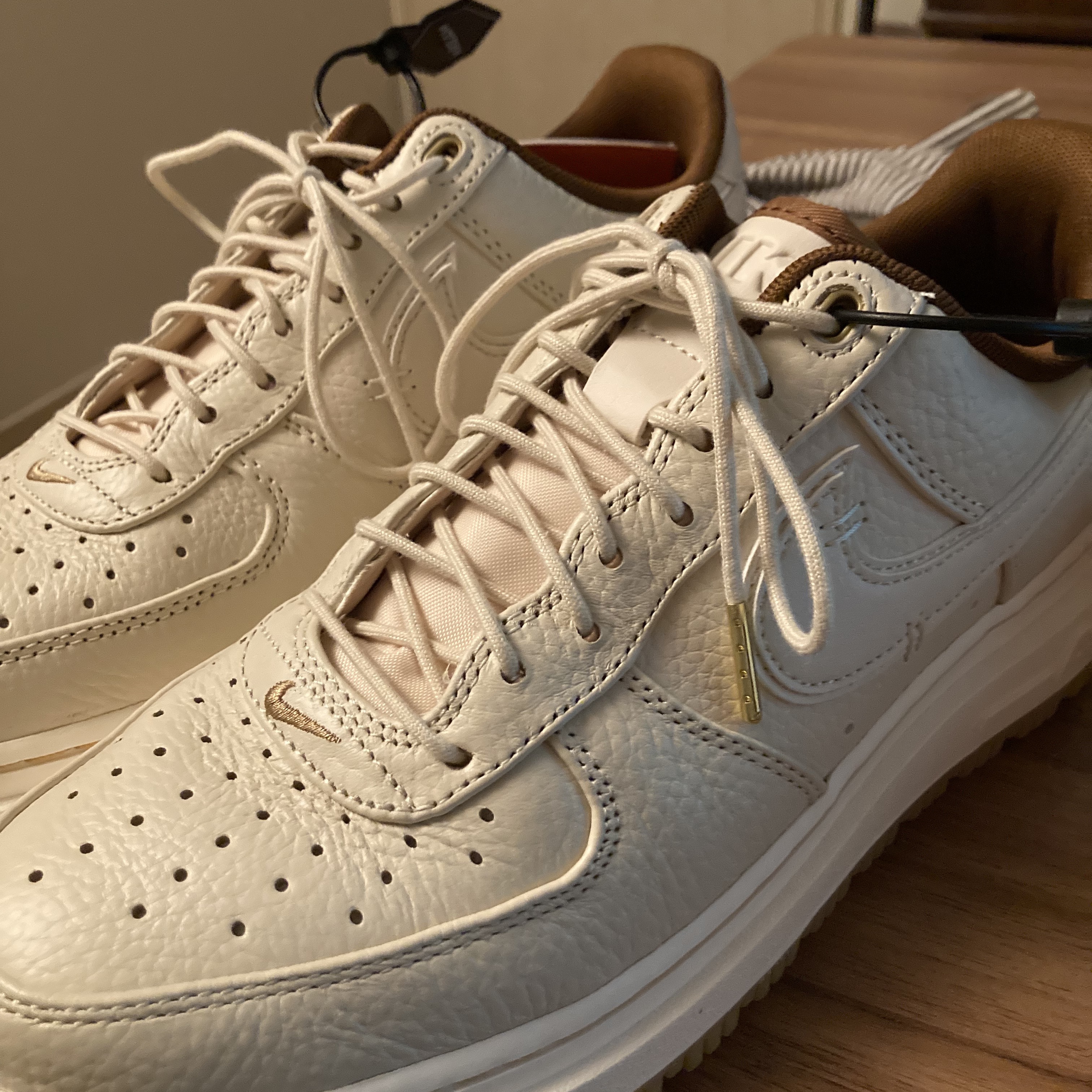Nike Air Force 1 Luxe Pearl White 착용 스타일 - 2