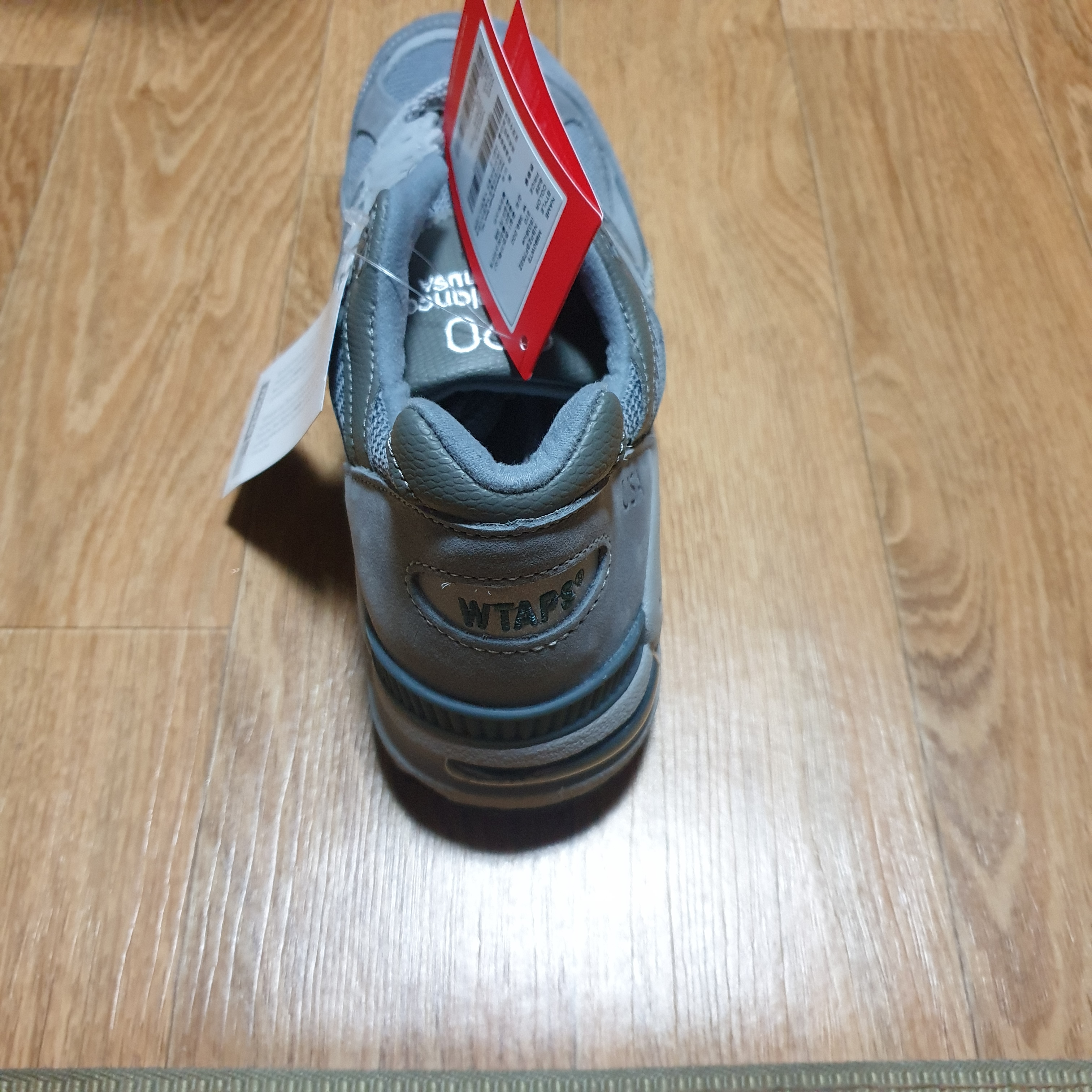 New Balance x WTAPS 990v2 Made in USA Grey 착용 스타일 - 4