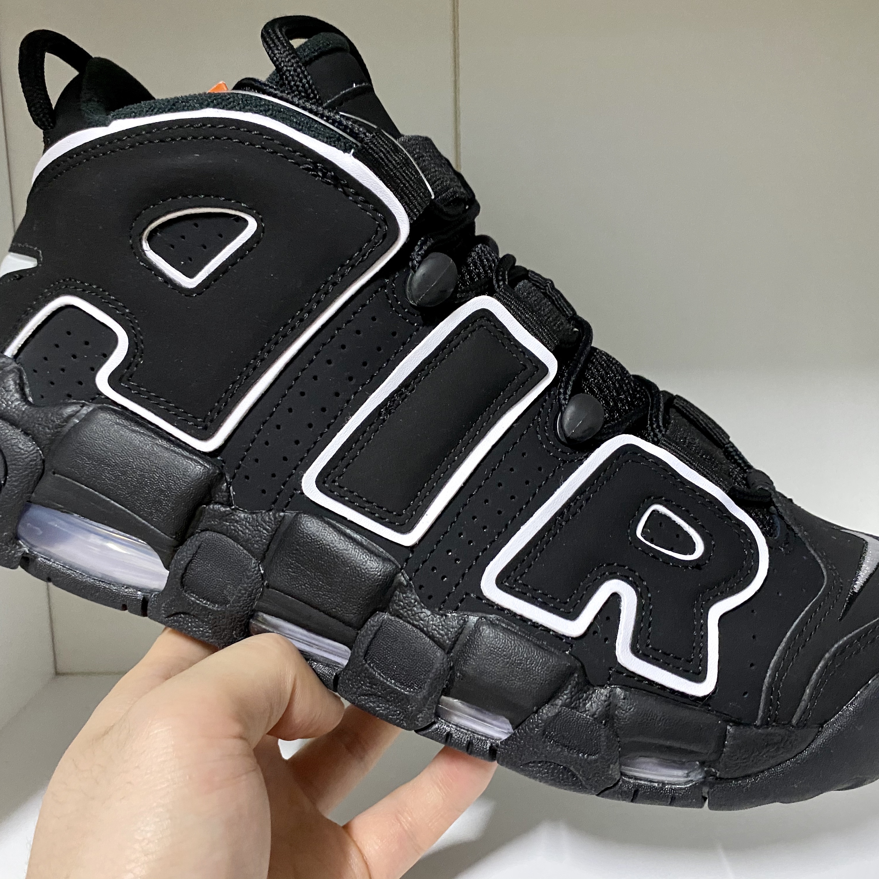 Nike Air More Uptempo Black White 2020 착용 스타일 - 4