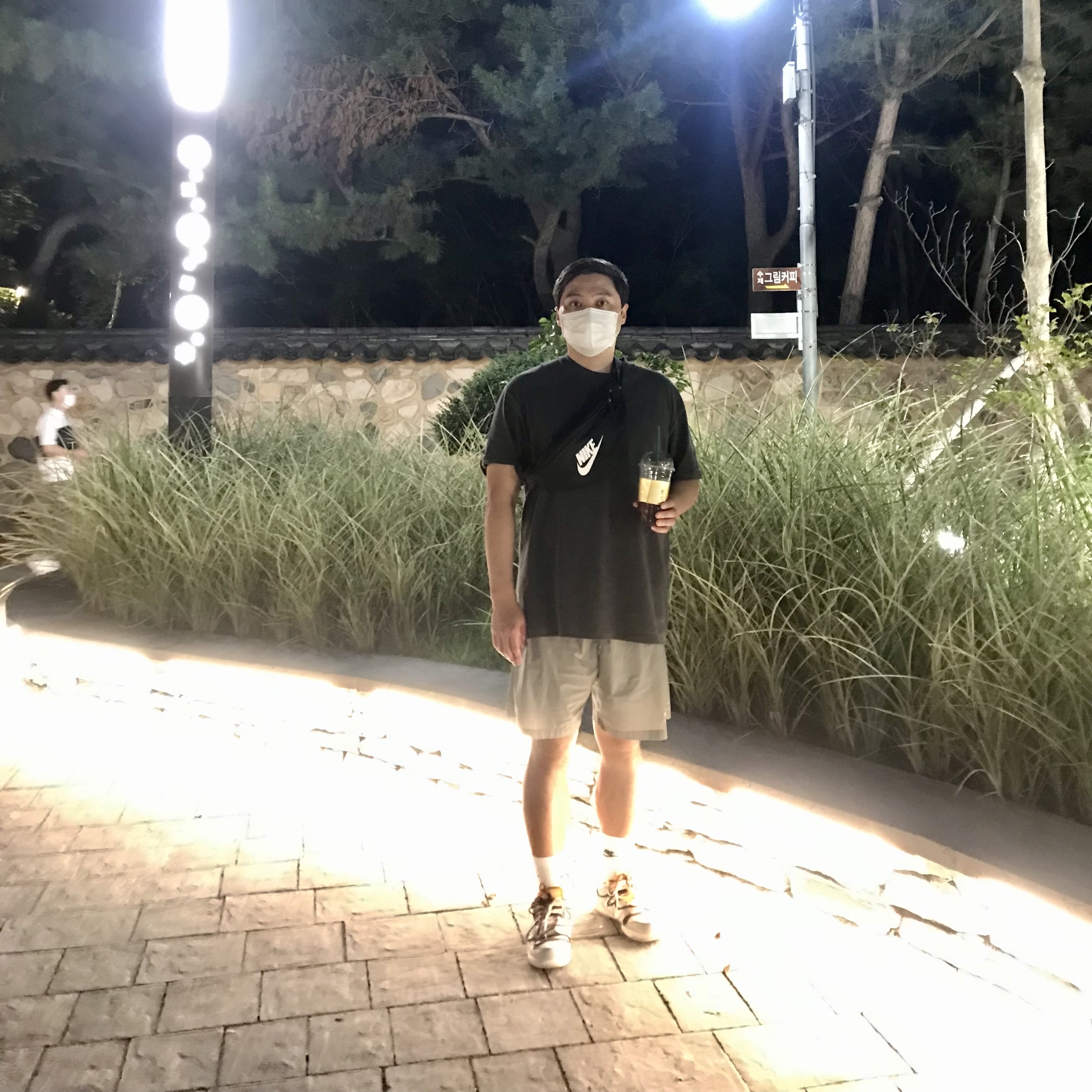 IAB Studio Pigment T-Shirt Black, IAB Studio Woven Shorts Gray 착용 스타일 - 3