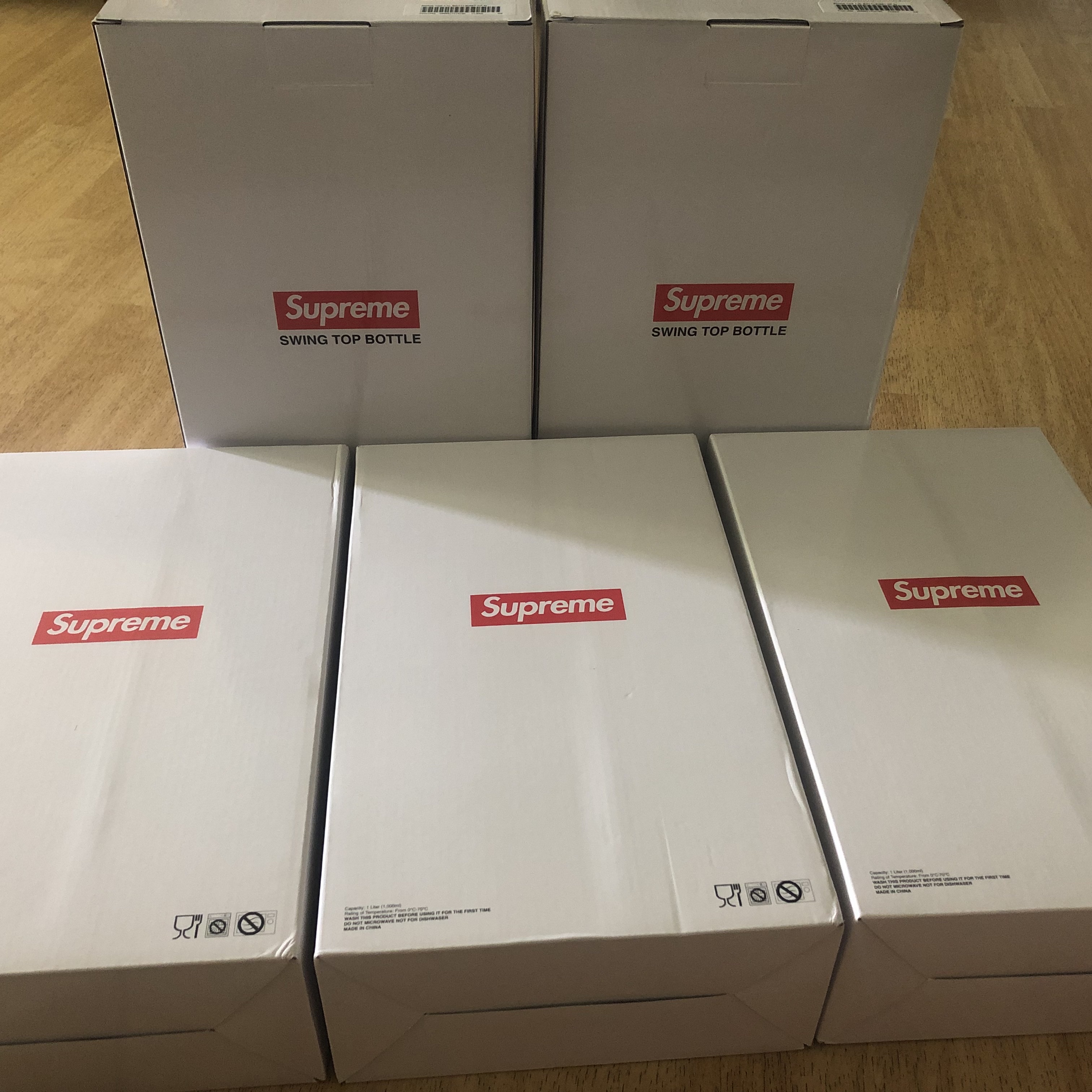 Supreme Swing Top 1.0L Bottle Clear (Set of 2) 착용 스타일