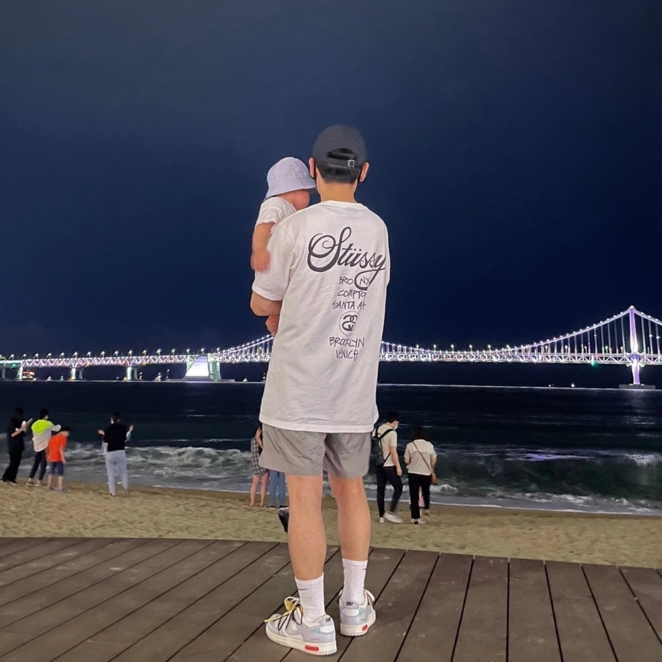 Stussy World Tour T-Shirt White, IAB Studio Woven Shorts Gray 착용 스타일 - 1