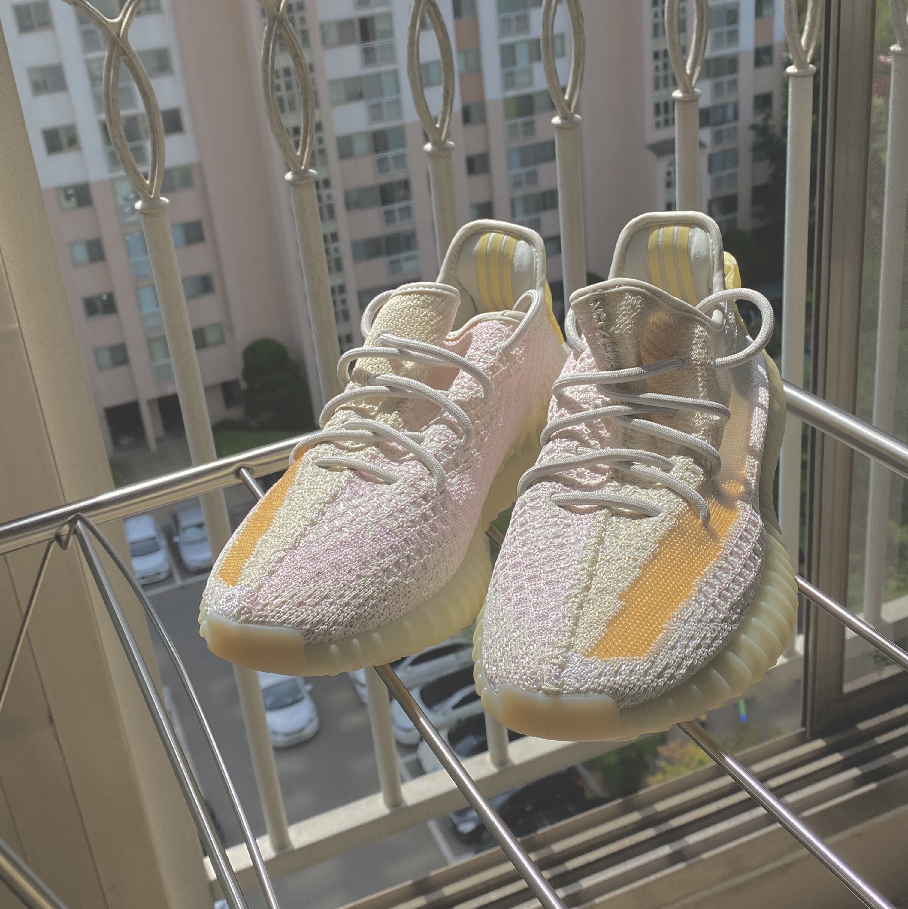 Adidas Yeezy Boost 350 V2 Light 착용 스타일 - 2