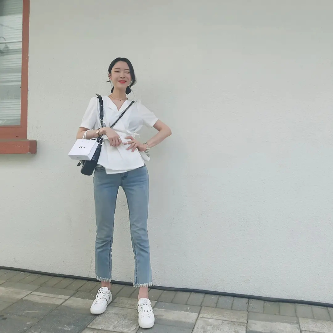 (W) Valentino Calfskin Rockstud Untitled Sneakers White 착용 스타일 - 4