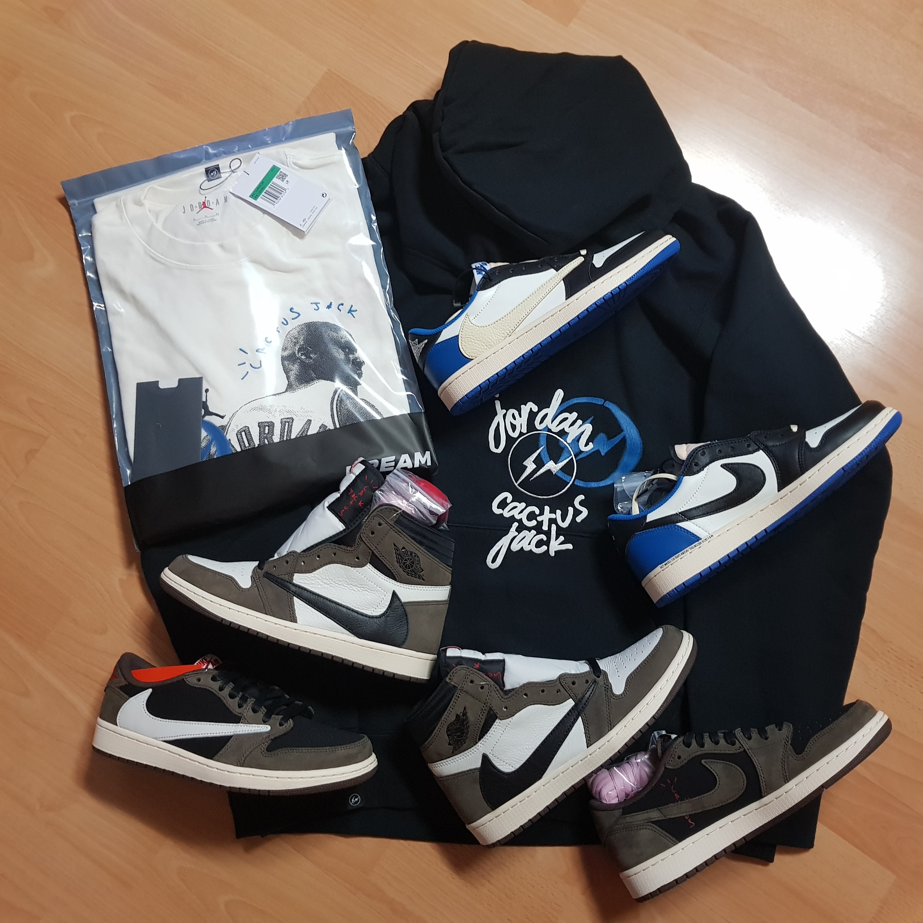 Jordan 1 x Travis Scott x Fragment Retro Low OG SP Military Blue, Jordan x Travis Scott x Fragment Hoodie Black (DJ0615-010) 착용 스타일 - 1