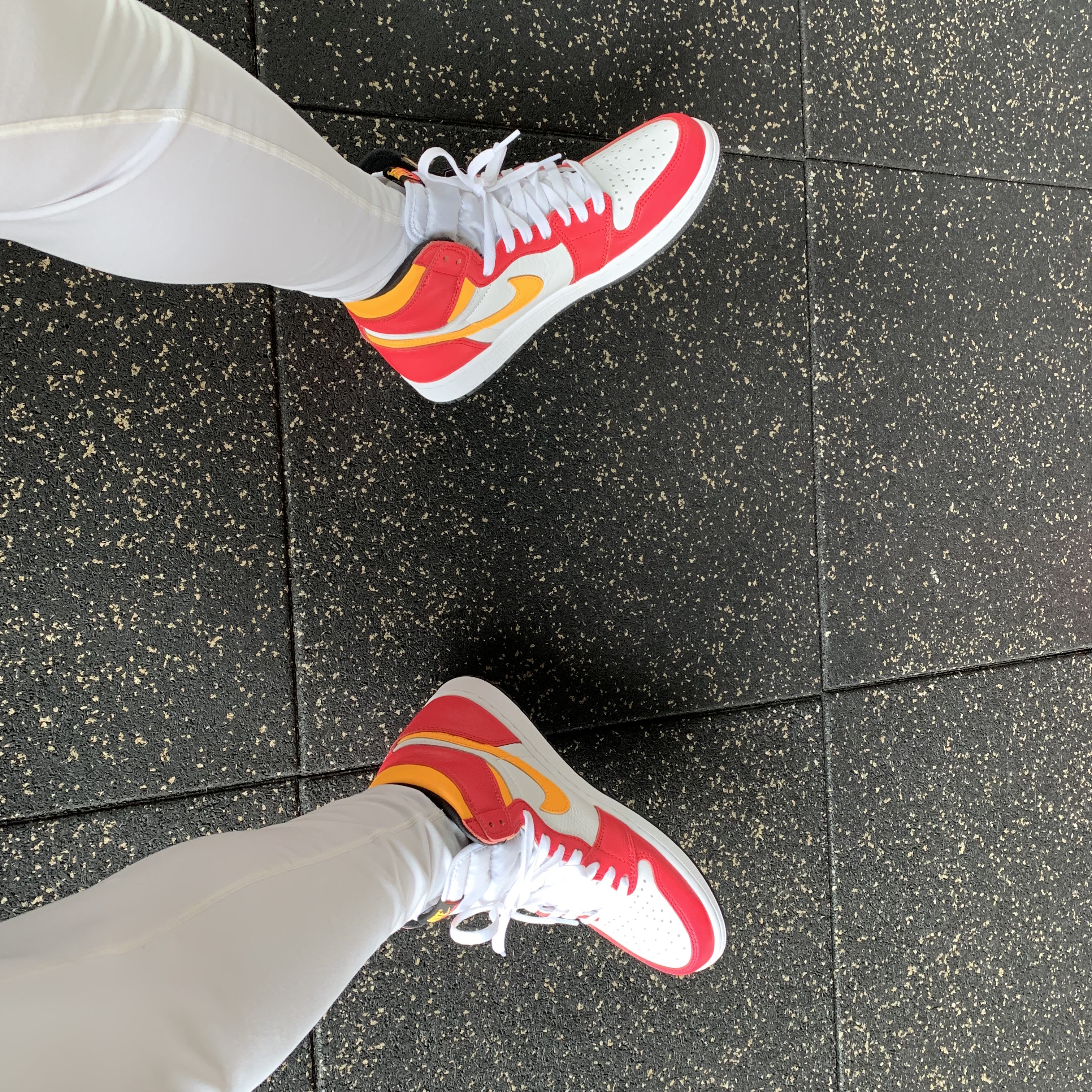 Jordan 1 Retro High OG Light Fusion Red 착용 스타일 - 2