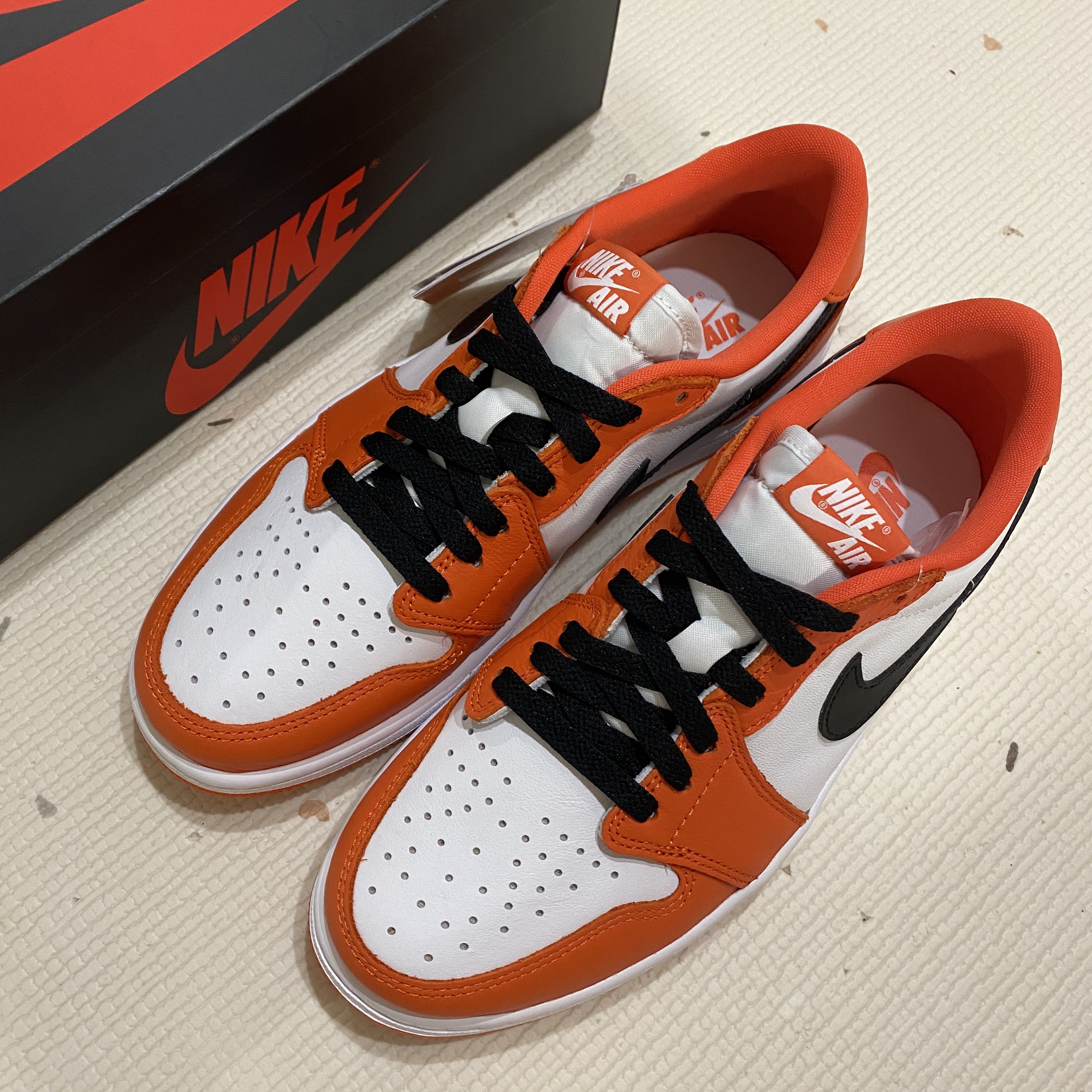 Jordan 1 Low OG Starfish, Essentials Track Jacket Black Reflective - 20FW 착용 스타일 - 3