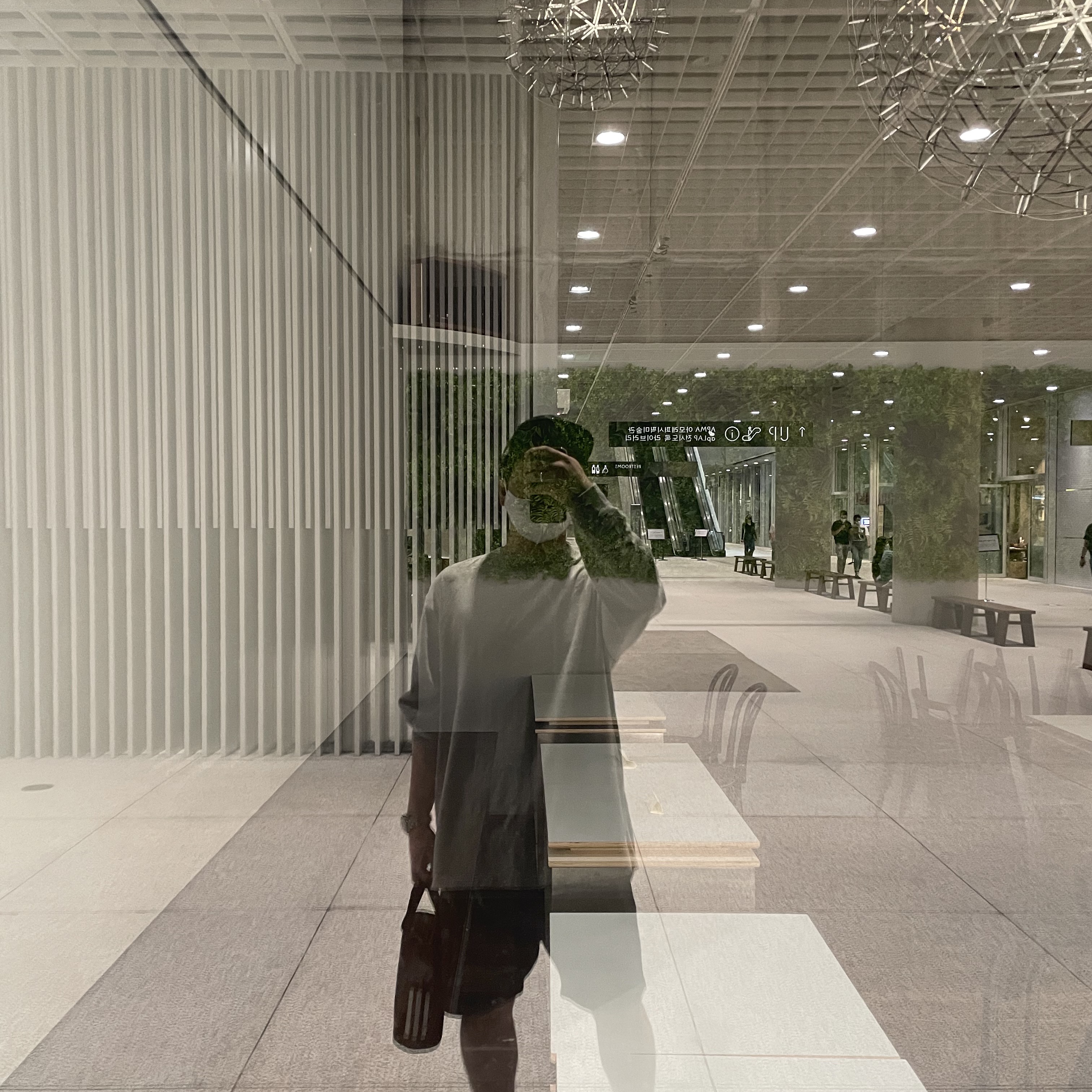 Adidas Yeezy Boost 350 V2 Black - Reflective, Essentials Sweatshorts Black - 21SS 착용 스타일 - 2