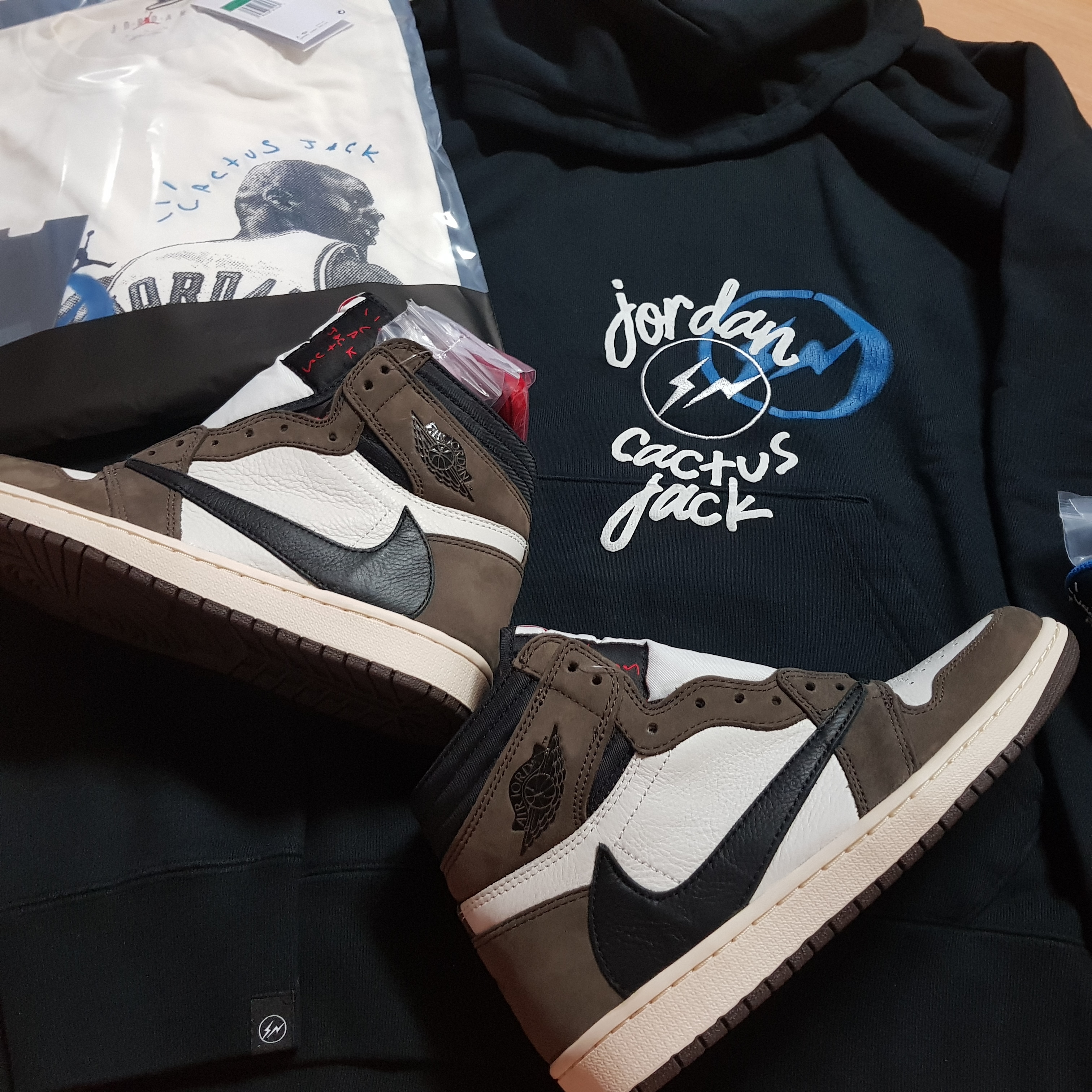 Jordan 1 x Travis Scott x Fragment Retro Low OG SP Military Blue, Jordan x Travis Scott x Fragment Hoodie Black (DJ0615-010) 착용 스타일 - 2