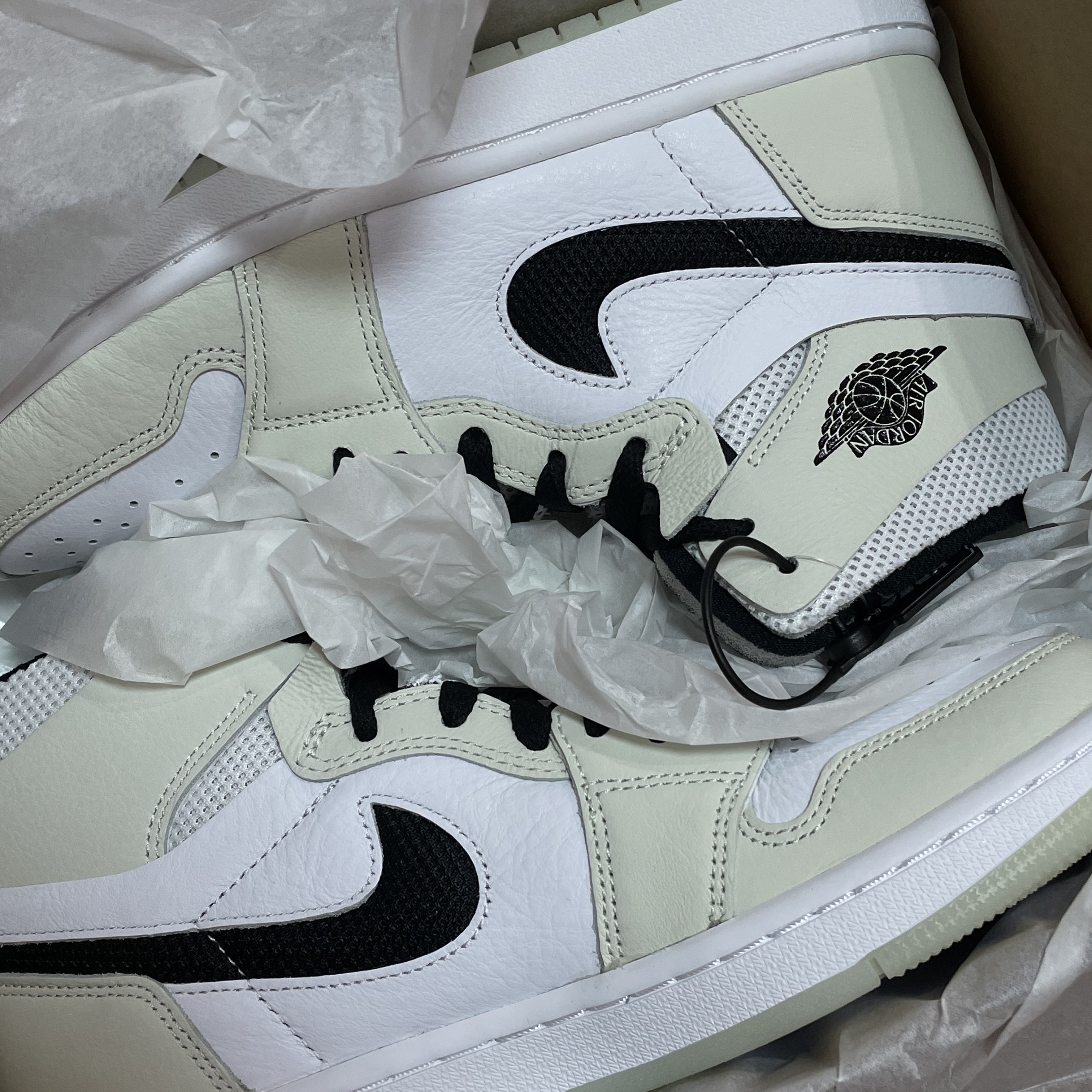 (W) Jordan 1 Zoom Air CMFT Light Bone 착용 스타일 - 1