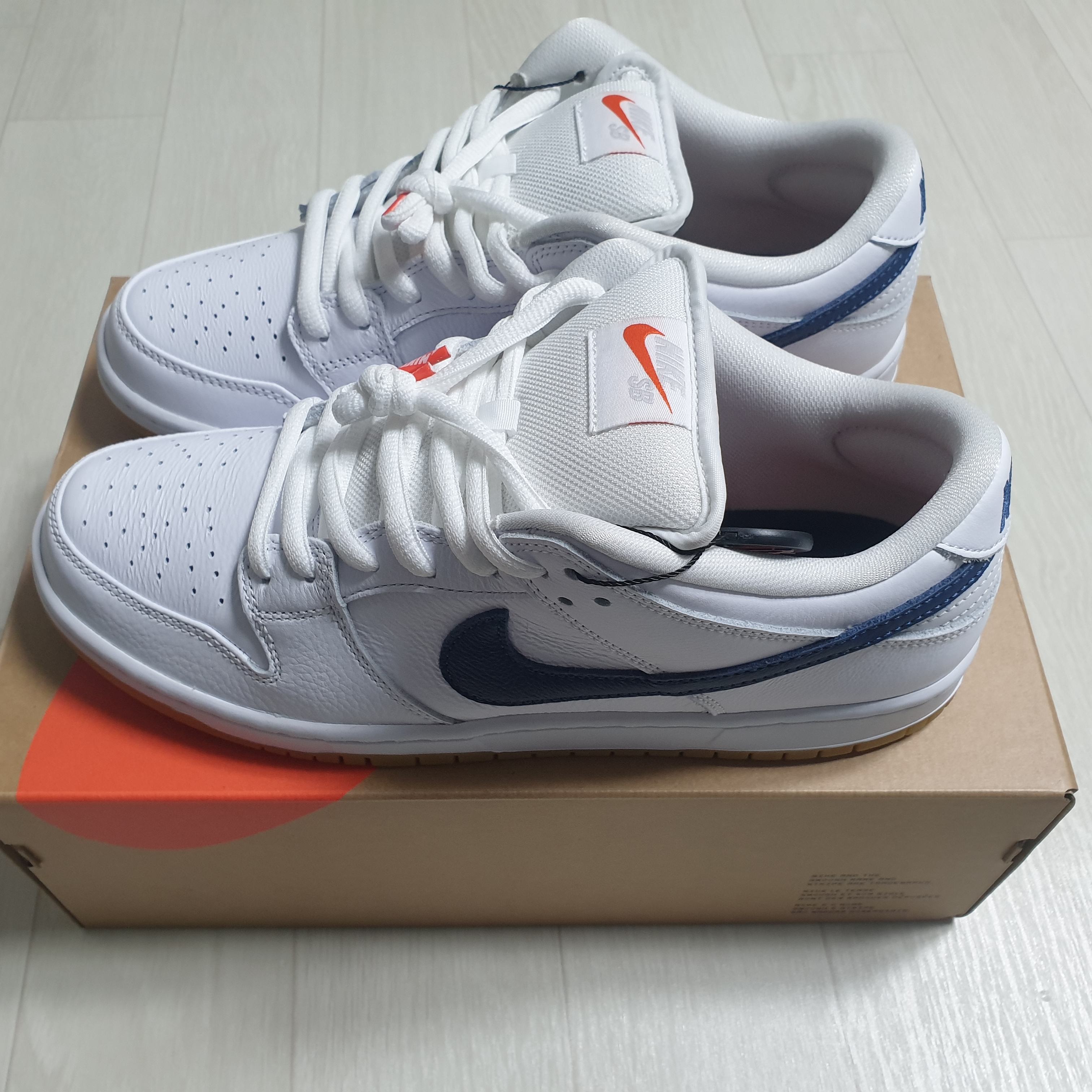 Nike SB Dunk Low Pro ISO Orange Label White Navy 착용 스타일