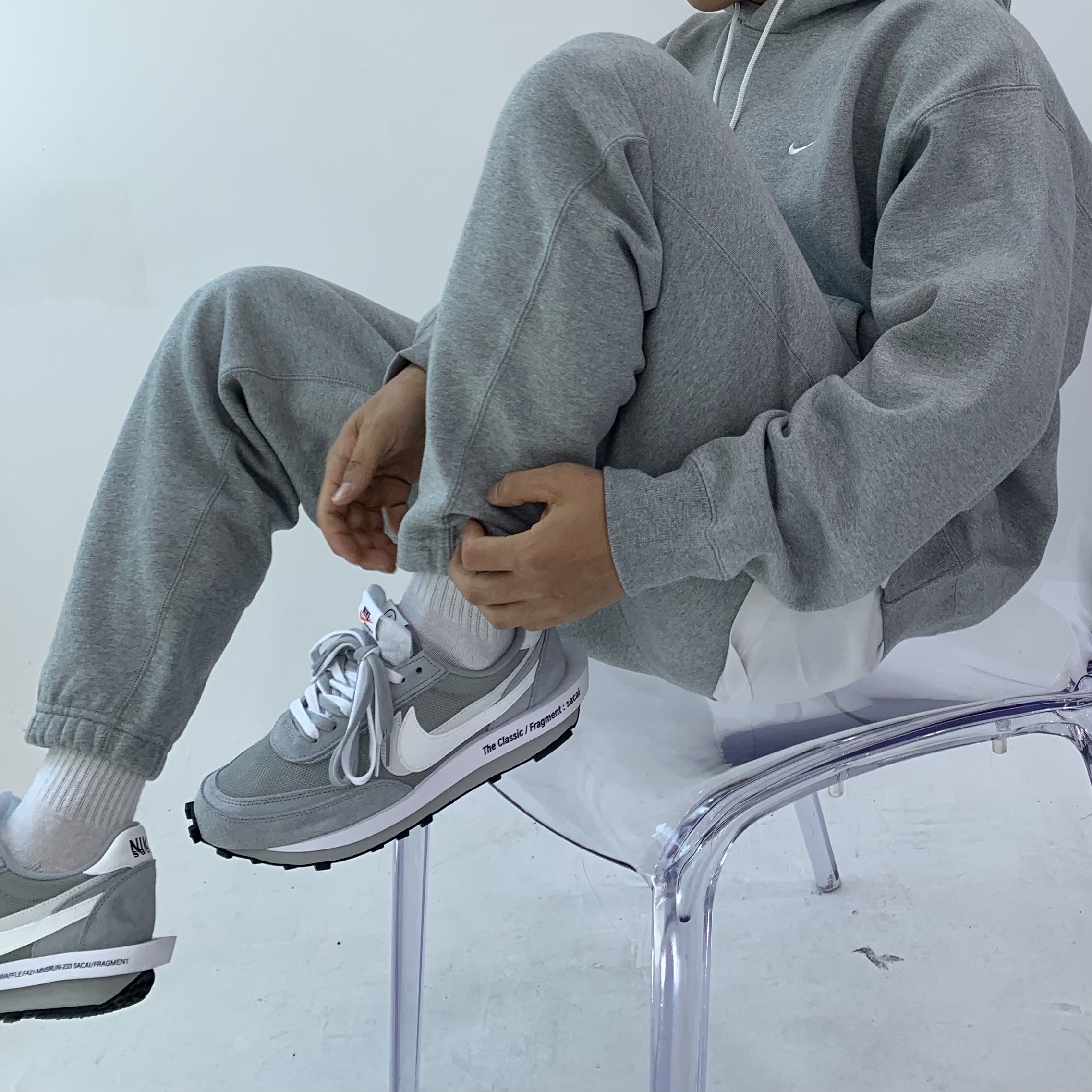 Nike x Sacai x Fragment LDWaffle Light Smoke Grey, Nike NRG Solo Swoosh Fleece Hoodie Dark Grey Heather - US/EU 착용 스타일 - 1