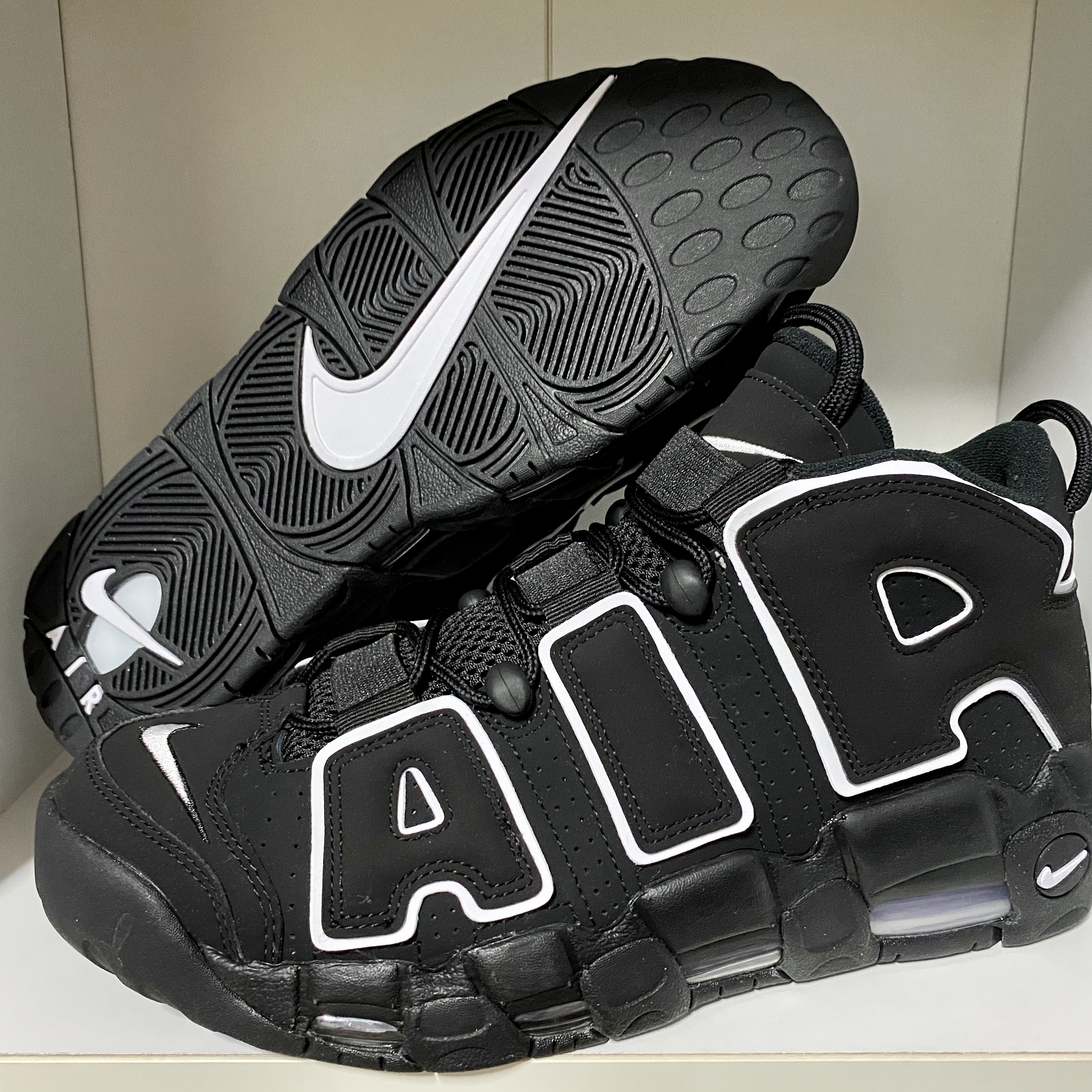 Nike Air More Uptempo Black White 2020 착용 스타일 - 1