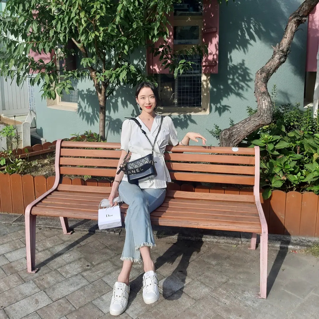 (W) Valentino Calfskin Rockstud Untitled Sneakers White 착용 스타일 - 3