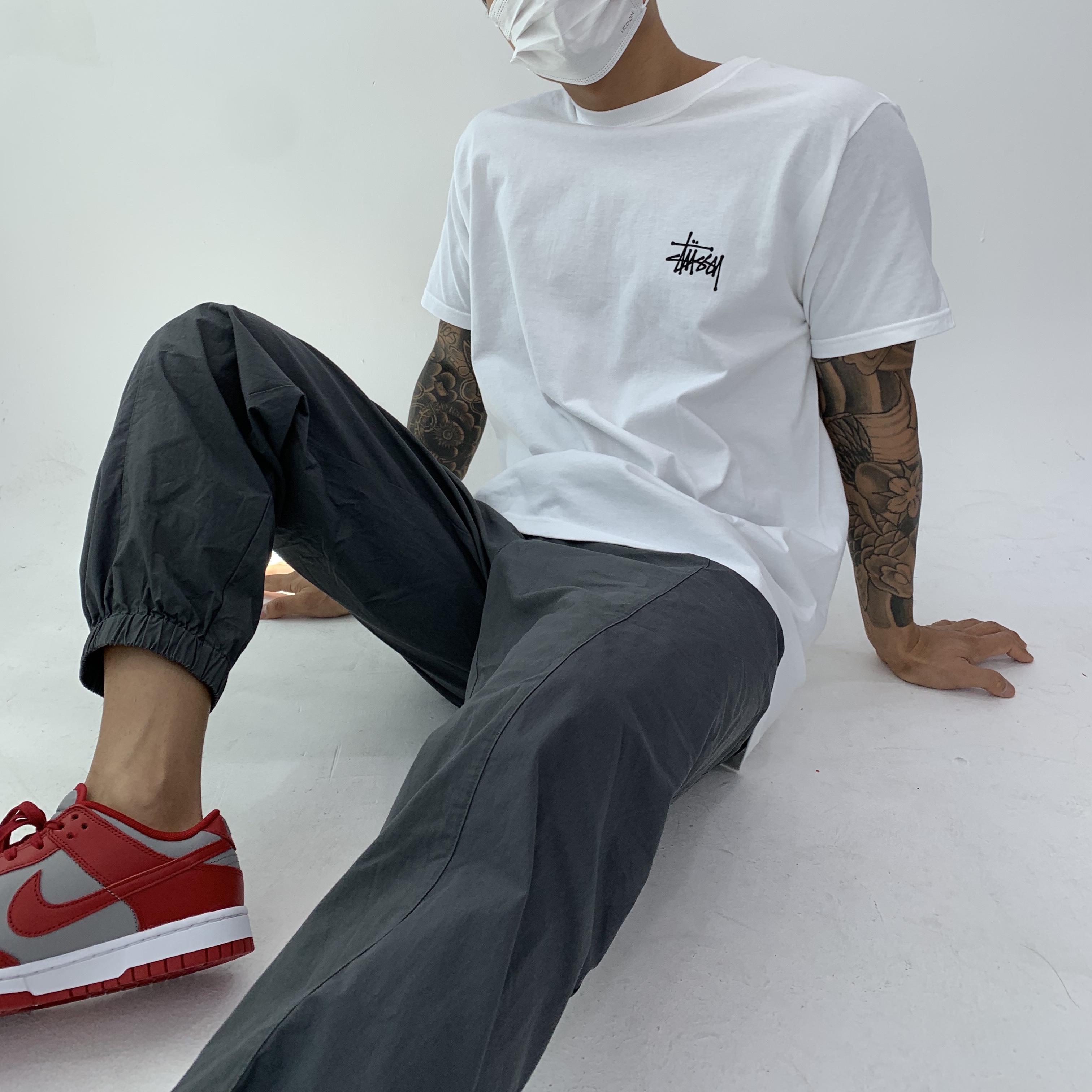 Nike Dunk Low Retro Medium Grey, Stussy Basic Stussy T-Shirt White 2021 착용 스타일