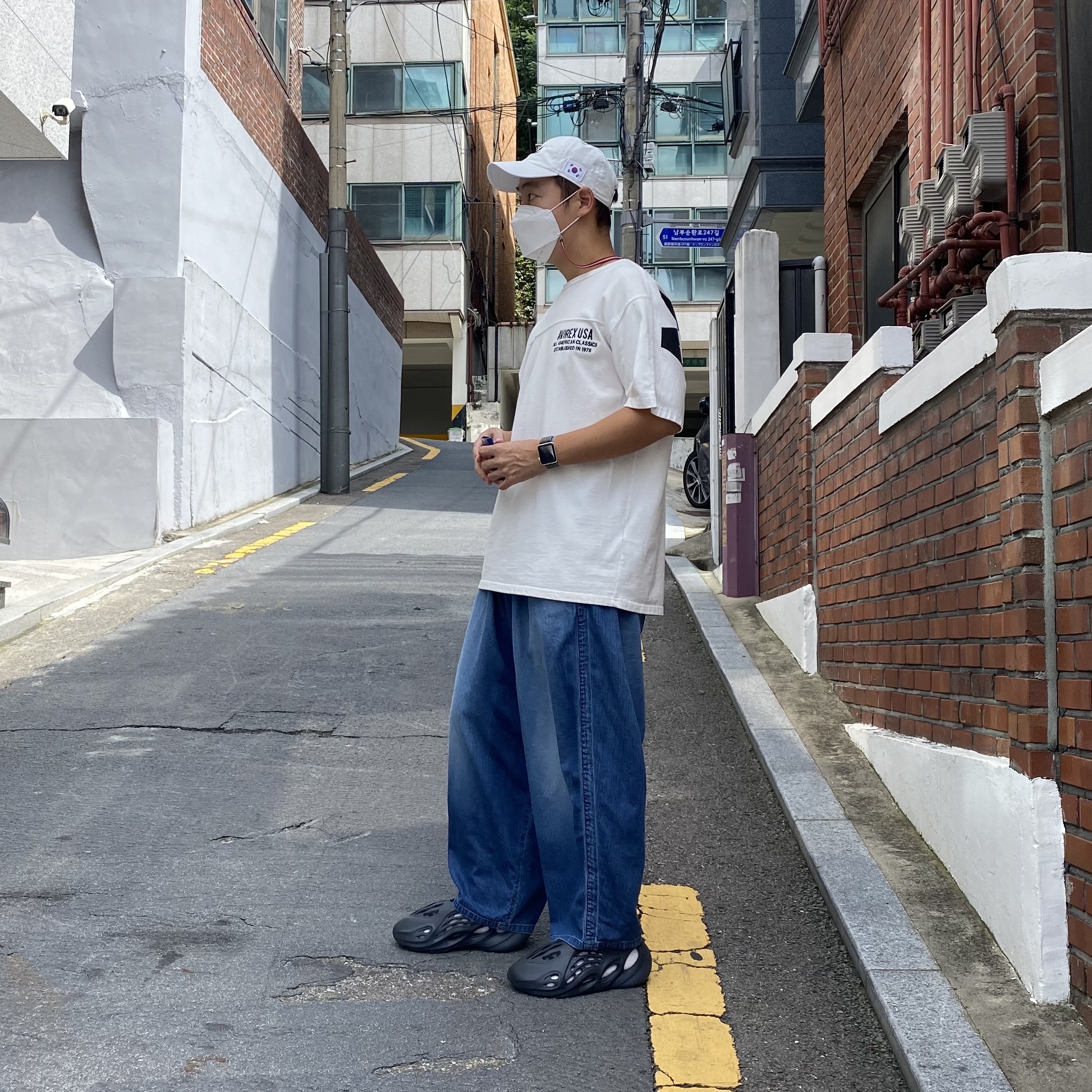 Adidas Yeezy Foam RNNR Mineral Blue, Nike H86 Korea Cap White 착용 스타일