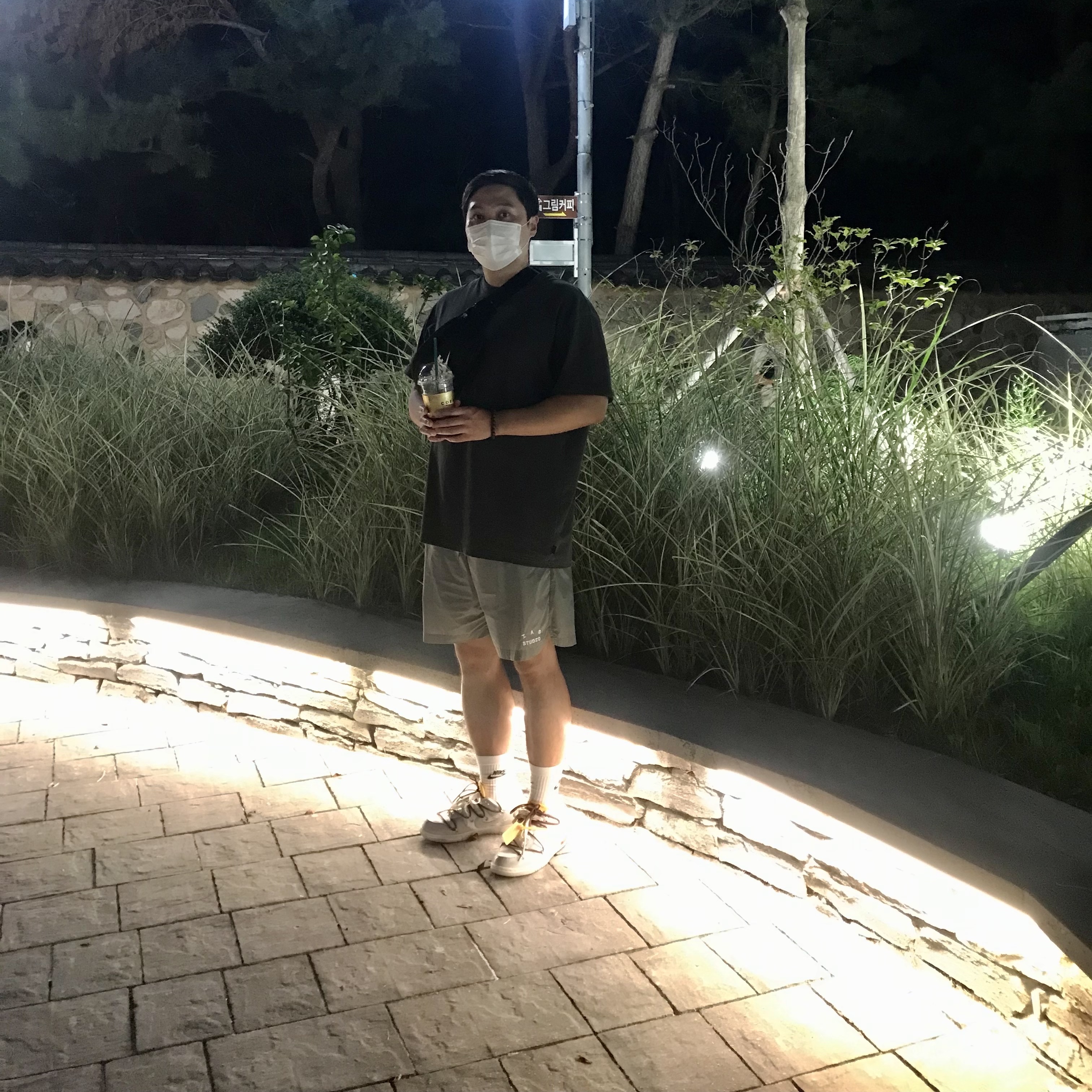 IAB Studio Pigment T-Shirt Black, IAB Studio Woven Shorts Gray 착용 스타일 - 4