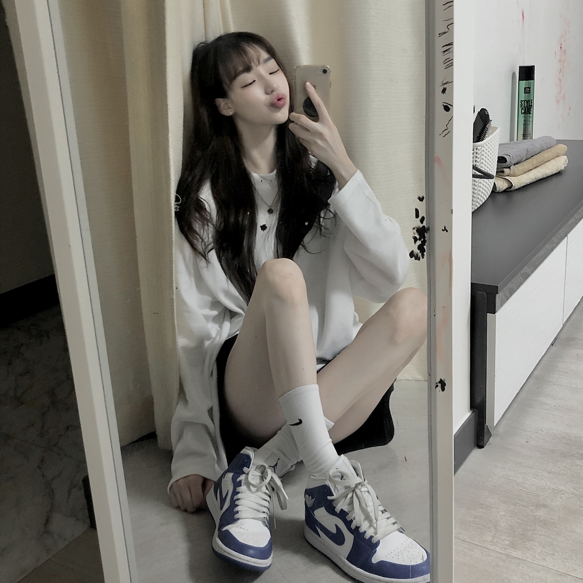 (W) Jordan 1 Mid White Hyper Royal 착용 스타일