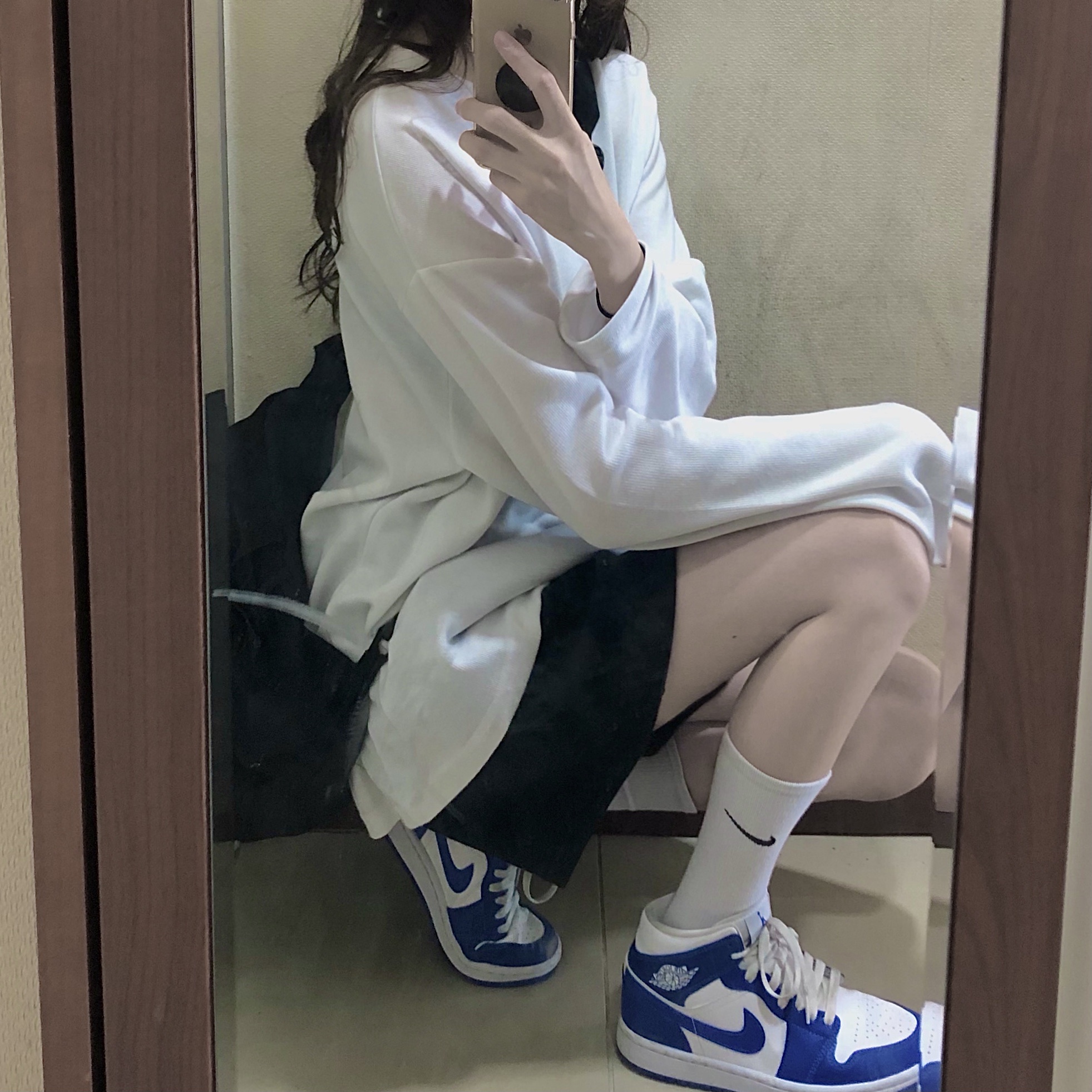 (W) Jordan 1 Mid White Hyper Royal 착용 스타일 - 2