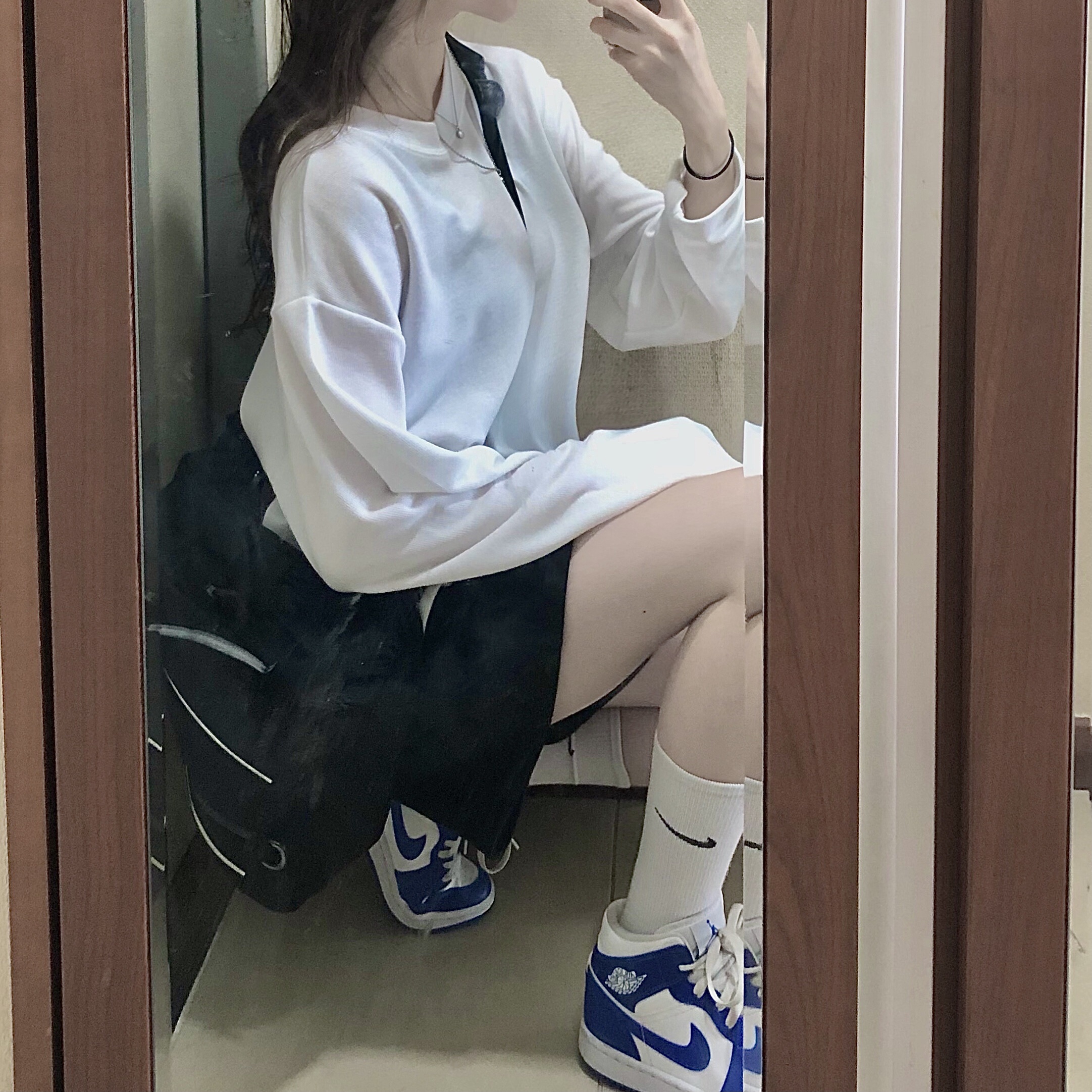 (W) Jordan 1 Mid White Hyper Royal 착용 스타일 - 1