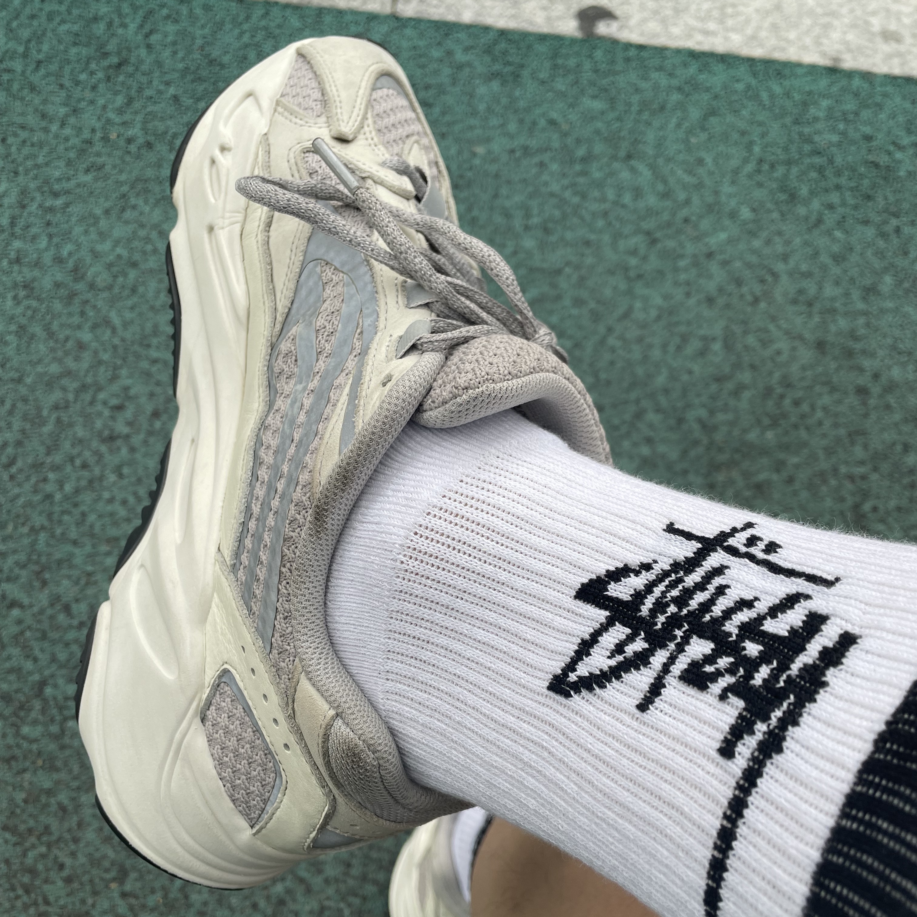 Adidas Yeezy Boost 700 V2 Static 2018 착용 스타일 - 3