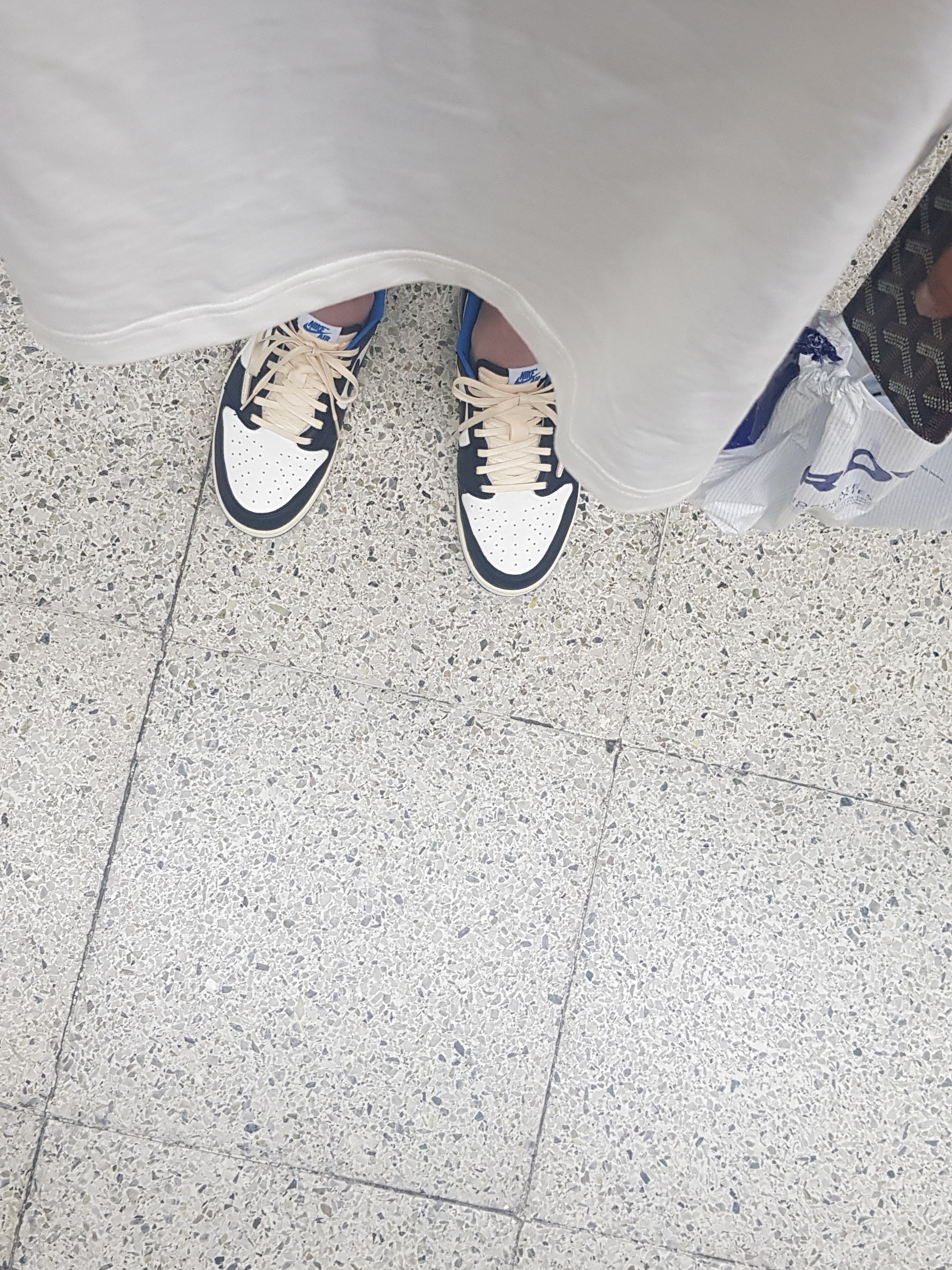 Jordan 1 x Travis Scott x Fragment Retro Low OG SP Military Blue, Jordan x Travis Scott x Fragment T-Shirt Sail (DJ0619-133) 착용 스타일 - 2