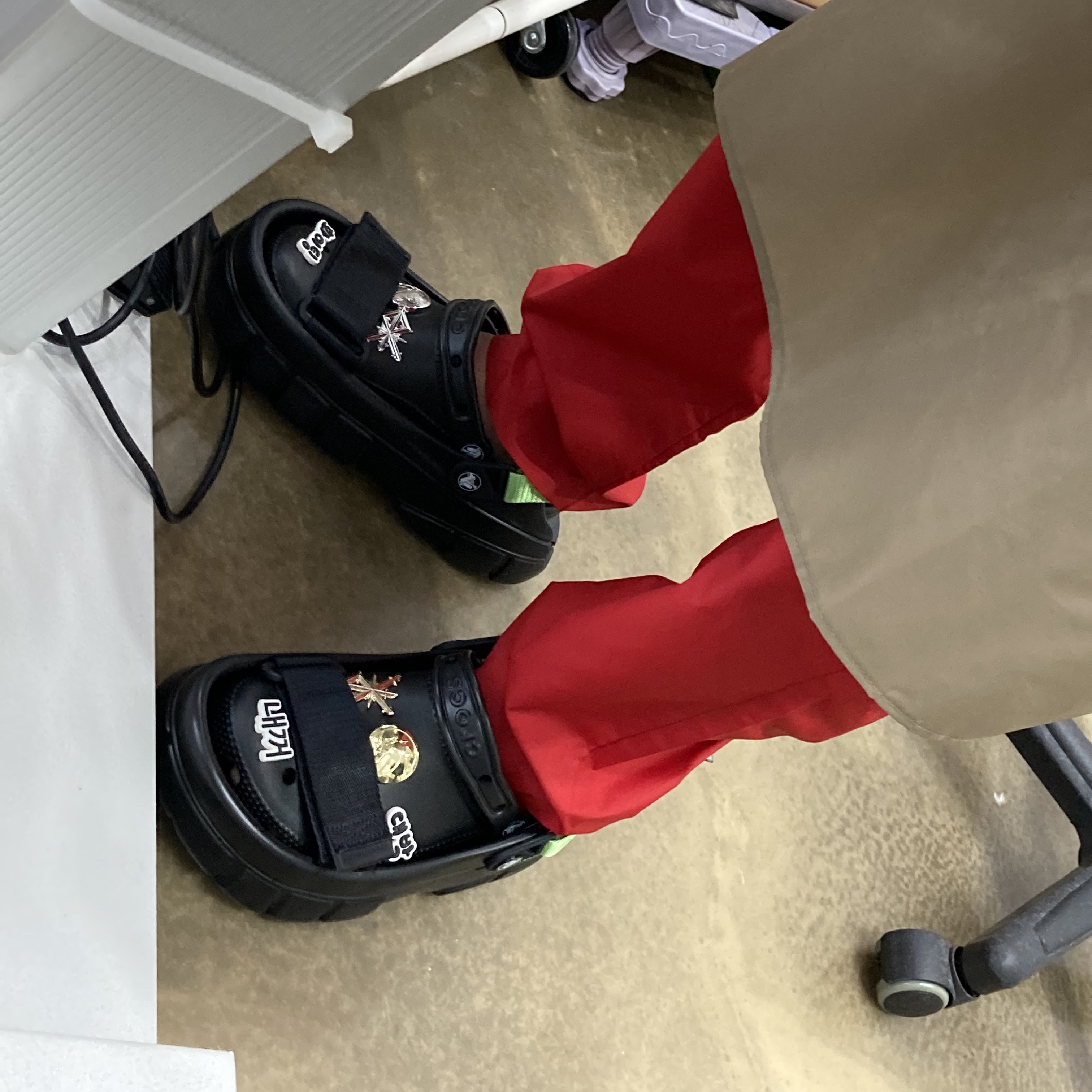 Crocs x Sankuanz Classic Clog Black 착용 스타일