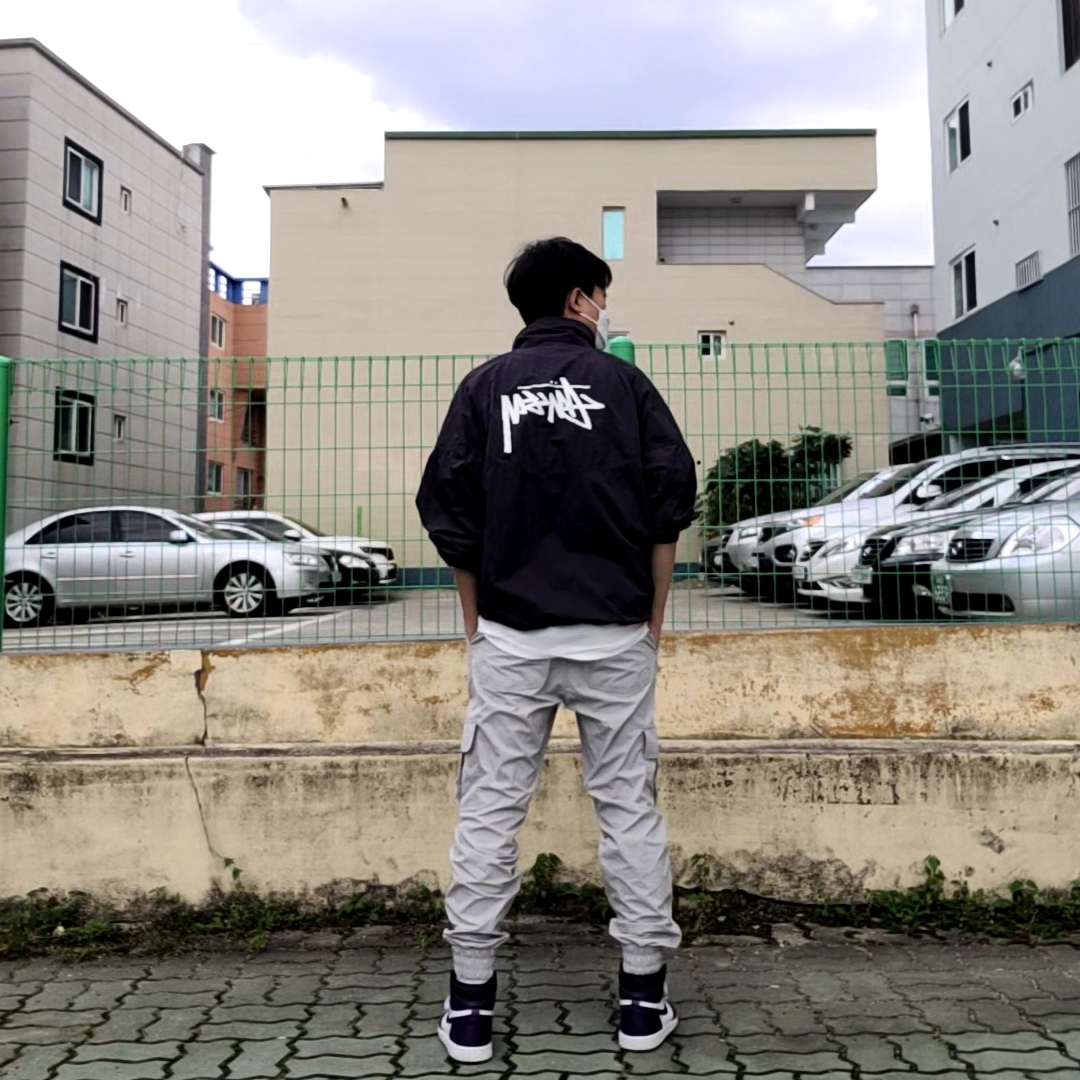 Nike x Stussy Windrunner Jacket Off Noir, Jordan 1 Retro High OG Court Purple 2020 착용 스타일 - 3