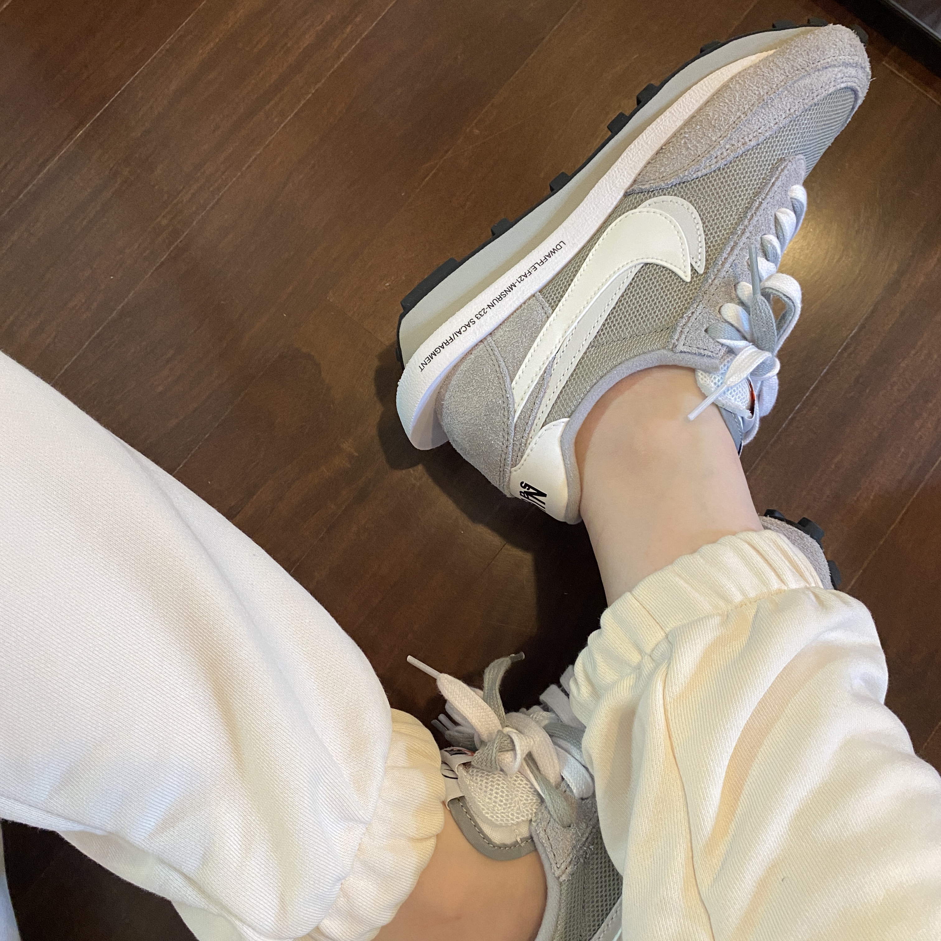 Nike x Sacai x Fragment LDWaffle Light Smoke Grey 착용 스타일 - 3