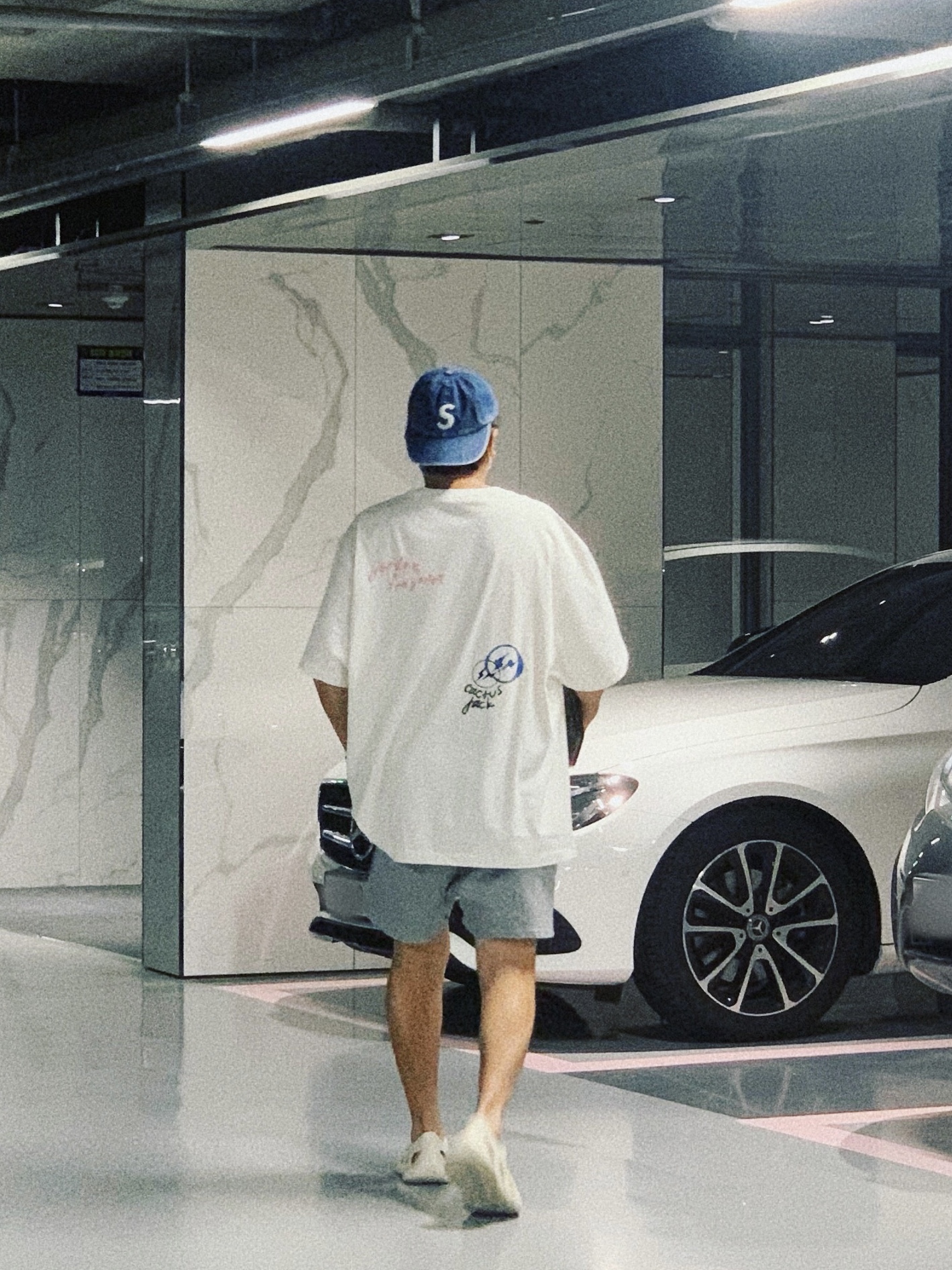 Jordan x Travis Scott x Fragment T-Shirt Sail (DJ0619-133), Adidas Yeezy Foam RNNR Sand 착용 스타일 - 1