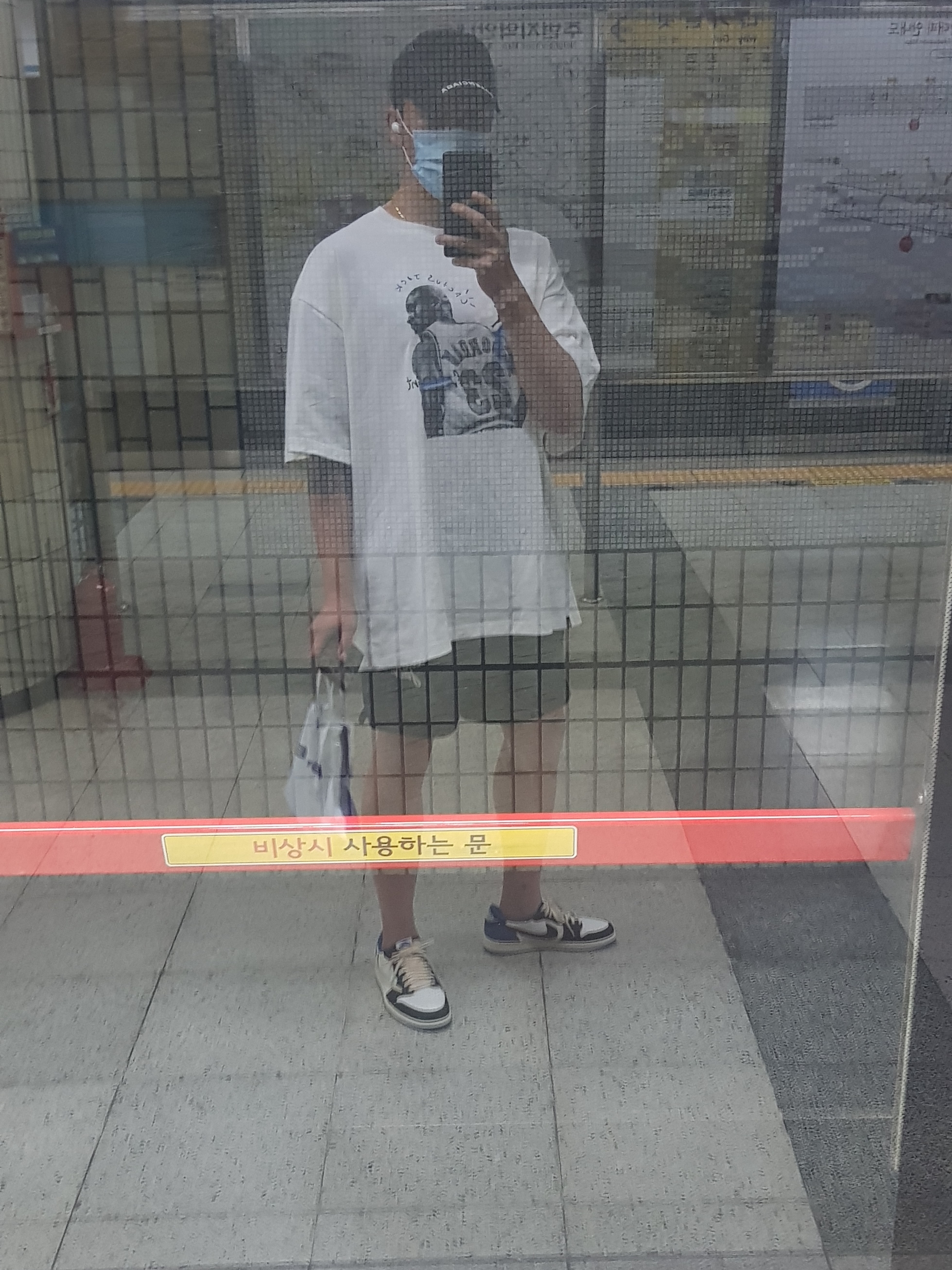 Jordan 1 x Travis Scott x Fragment Retro Low OG SP Military Blue, Jordan x Travis Scott x Fragment T-Shirt Sail (DJ0619-133) 착용 스타일 - 1