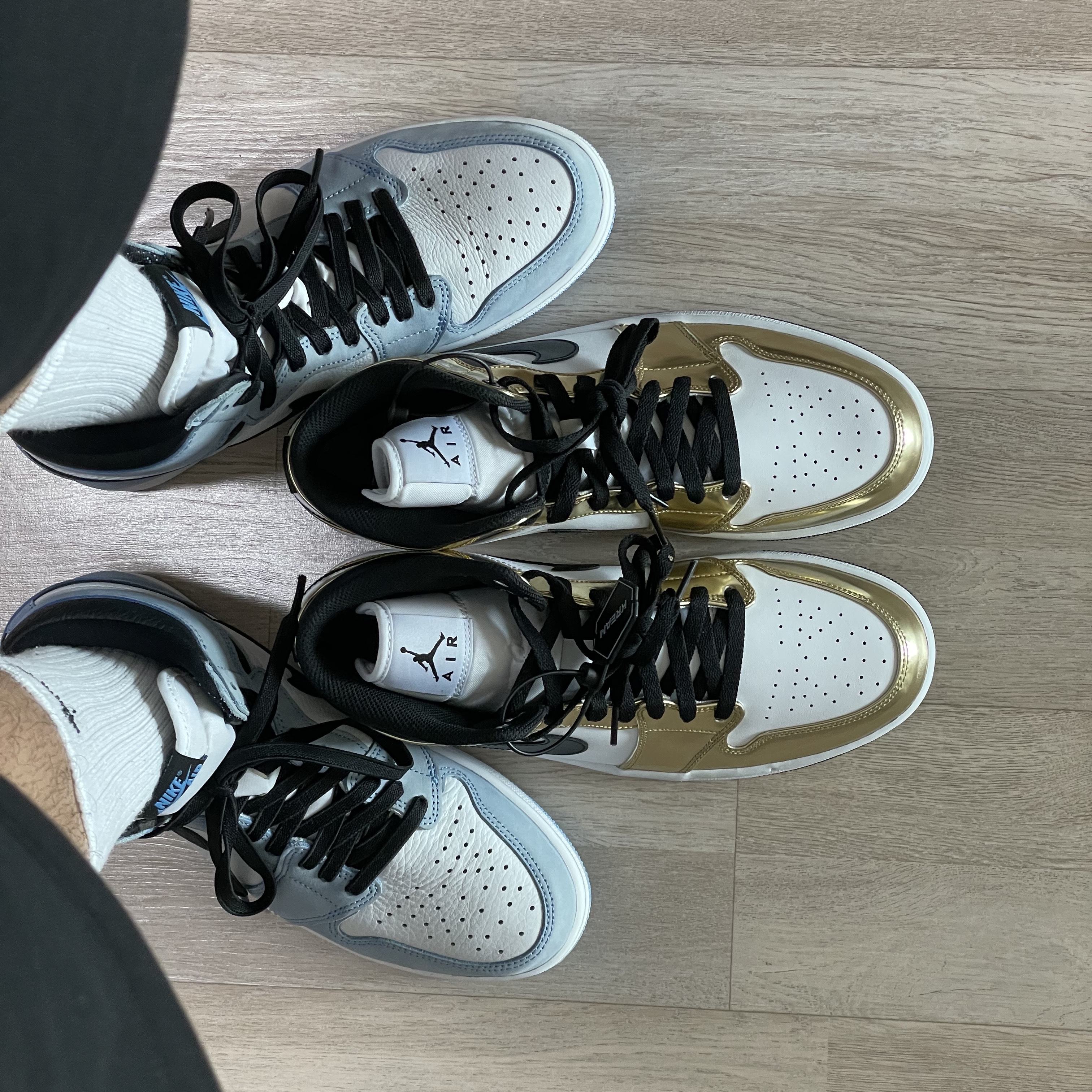 Jordan 1 Retro High OG University Blue, Jordan 1 Mid SE Metallic Gold 착용 스타일